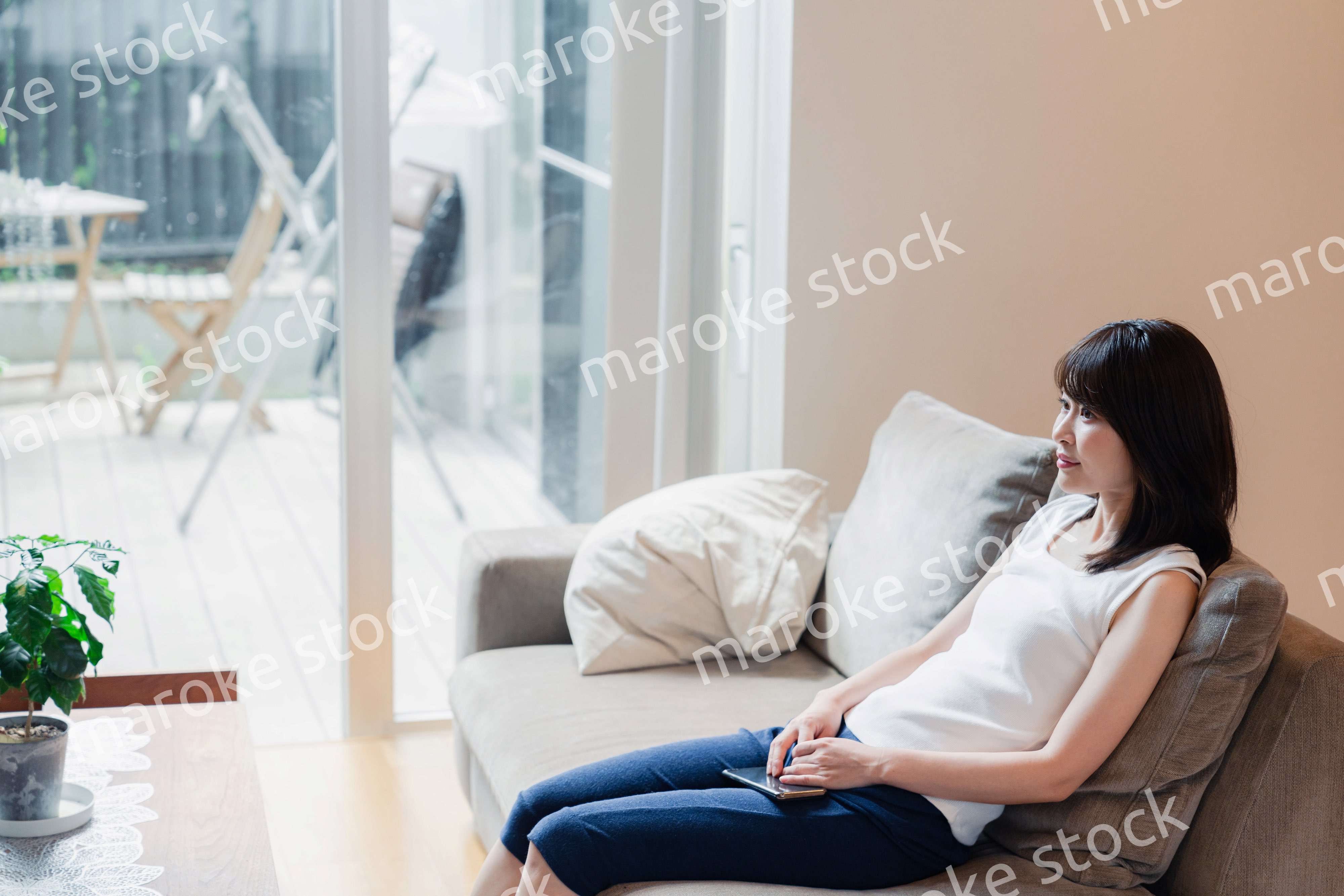 家でテレビを見る若い女性