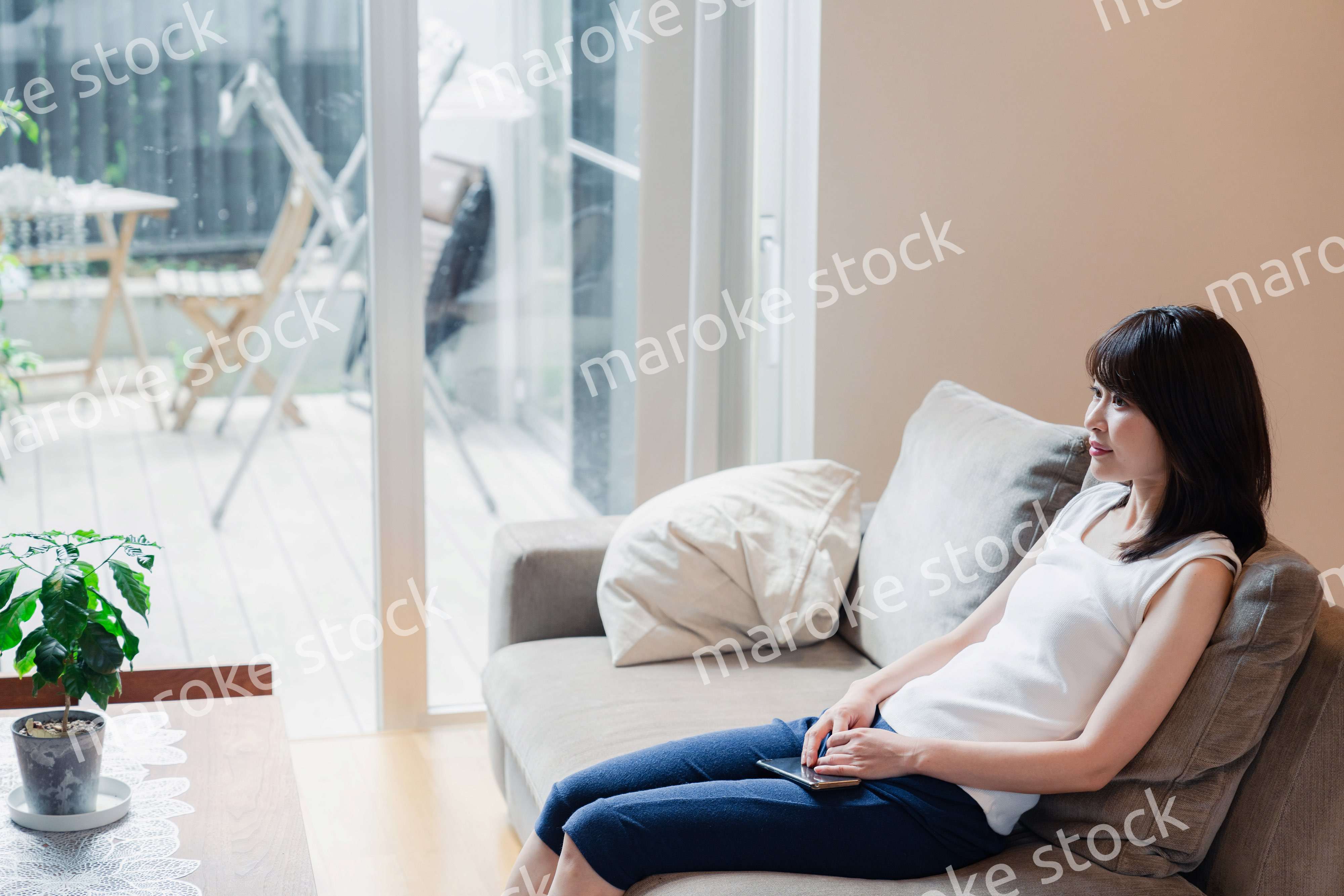 家でテレビを見る若い女性