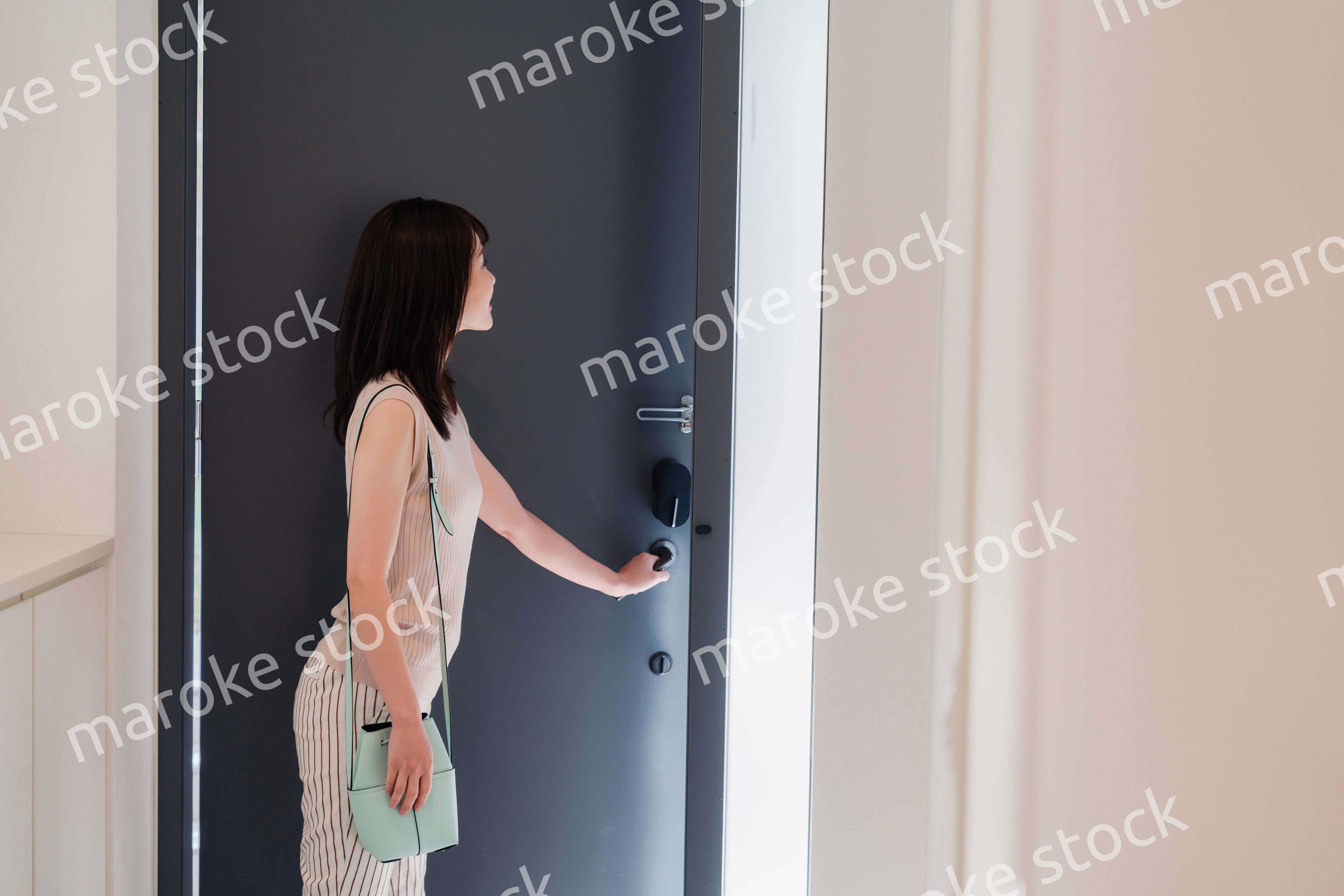 家を出発する若い女性