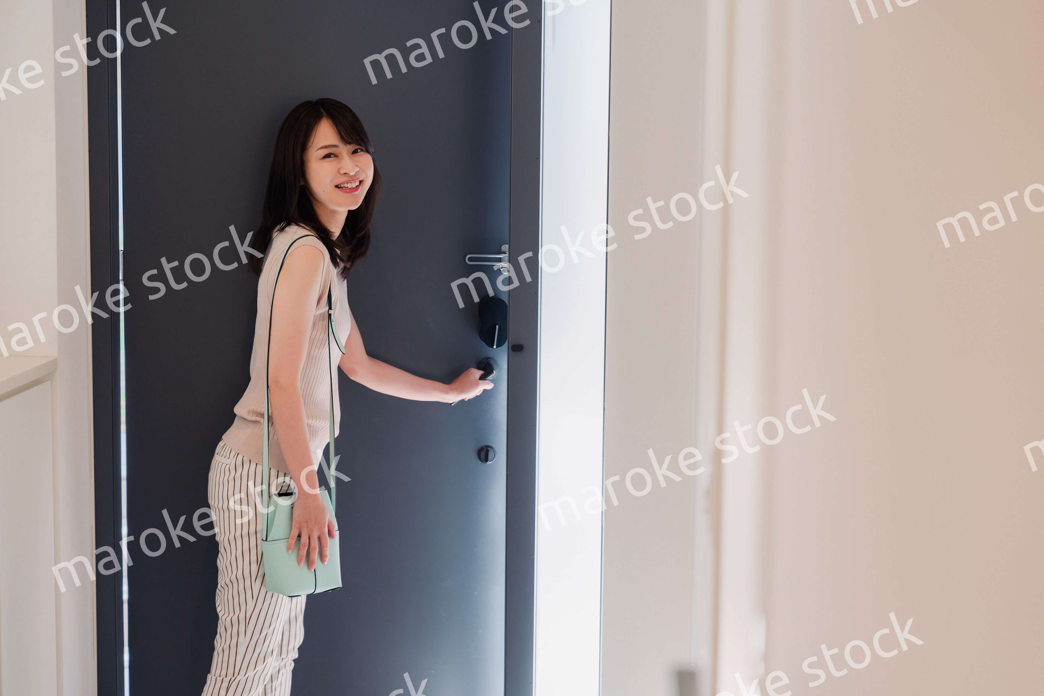 家を出発する若い女性