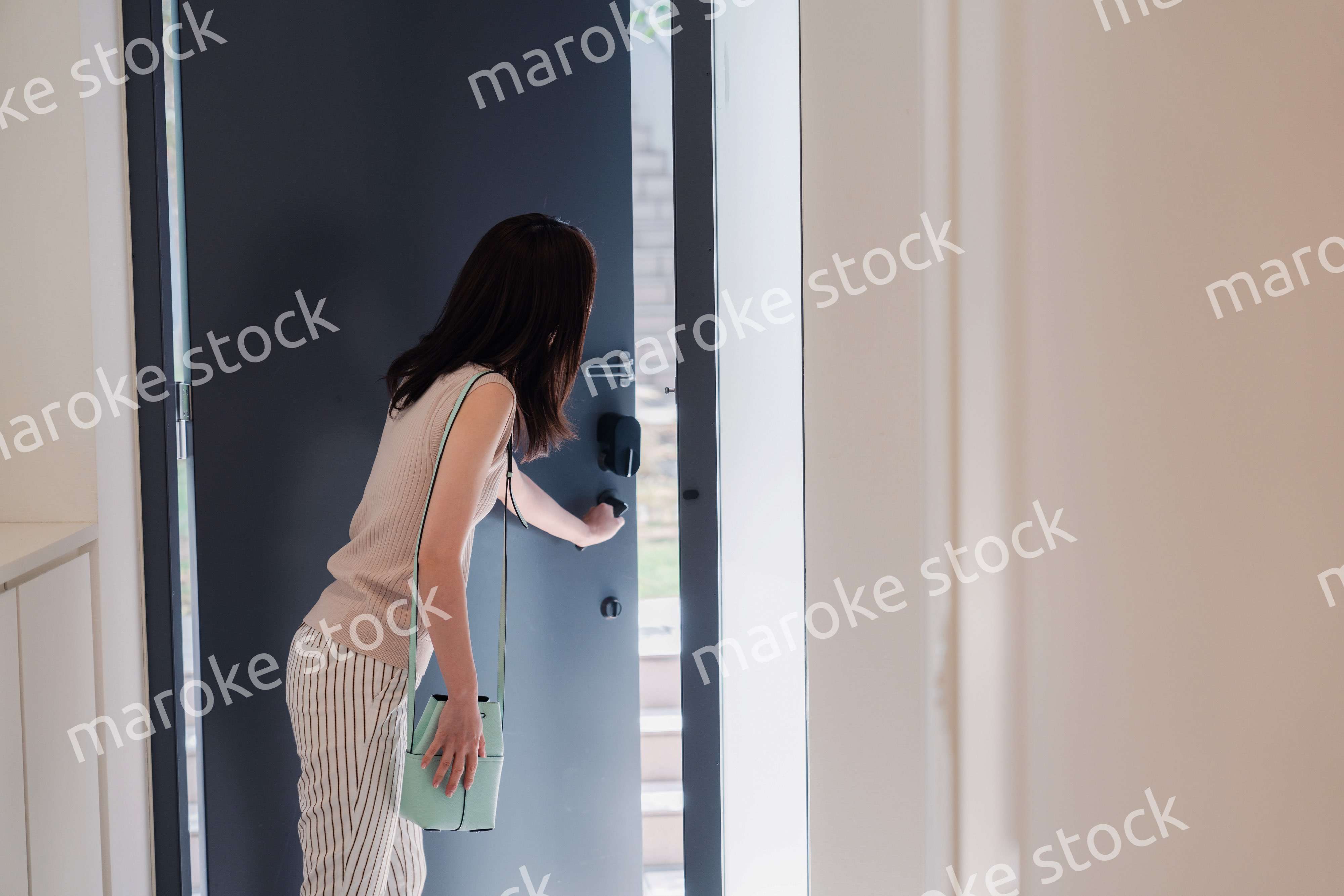 家を出発する若い女性