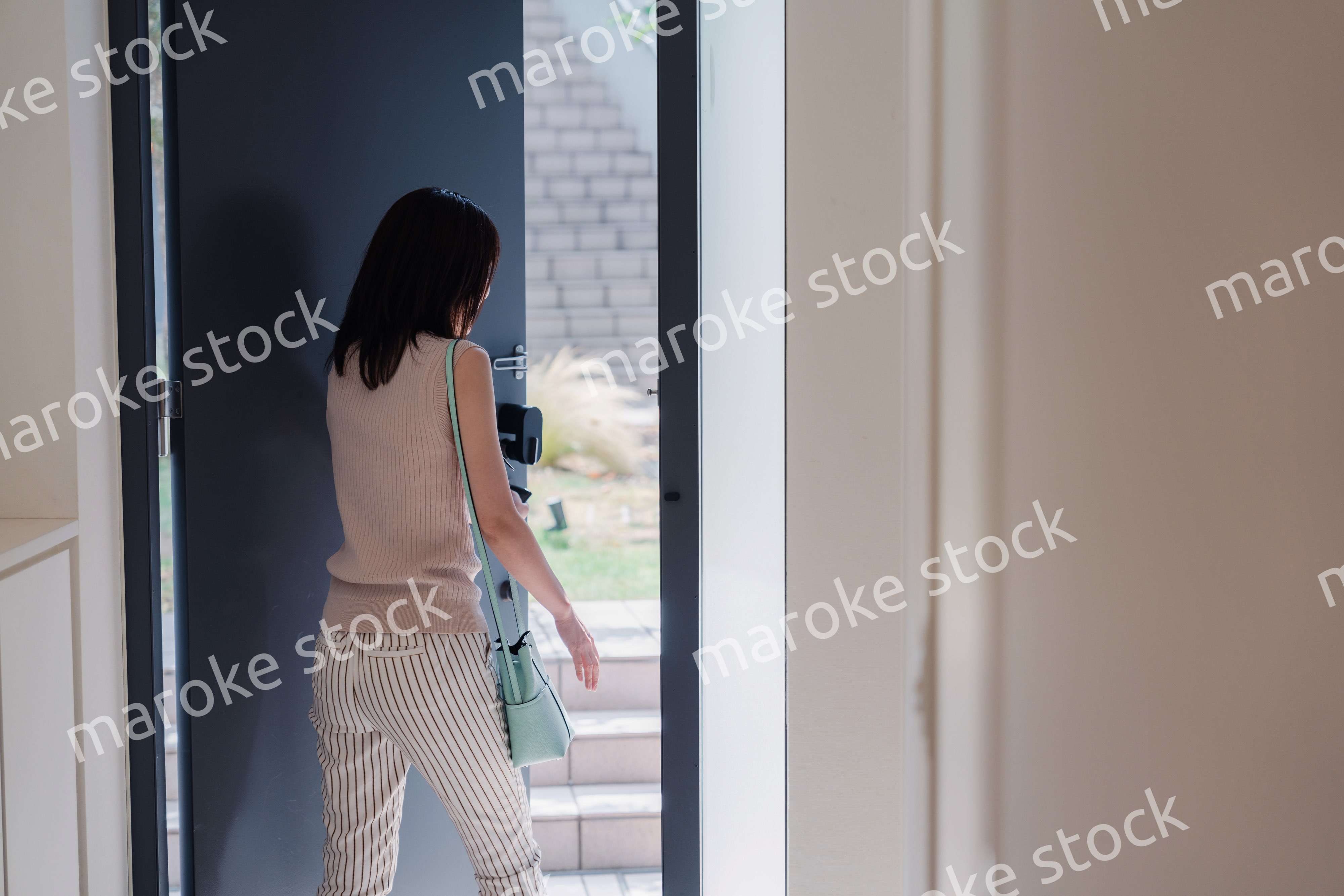 家を出発する若い女性