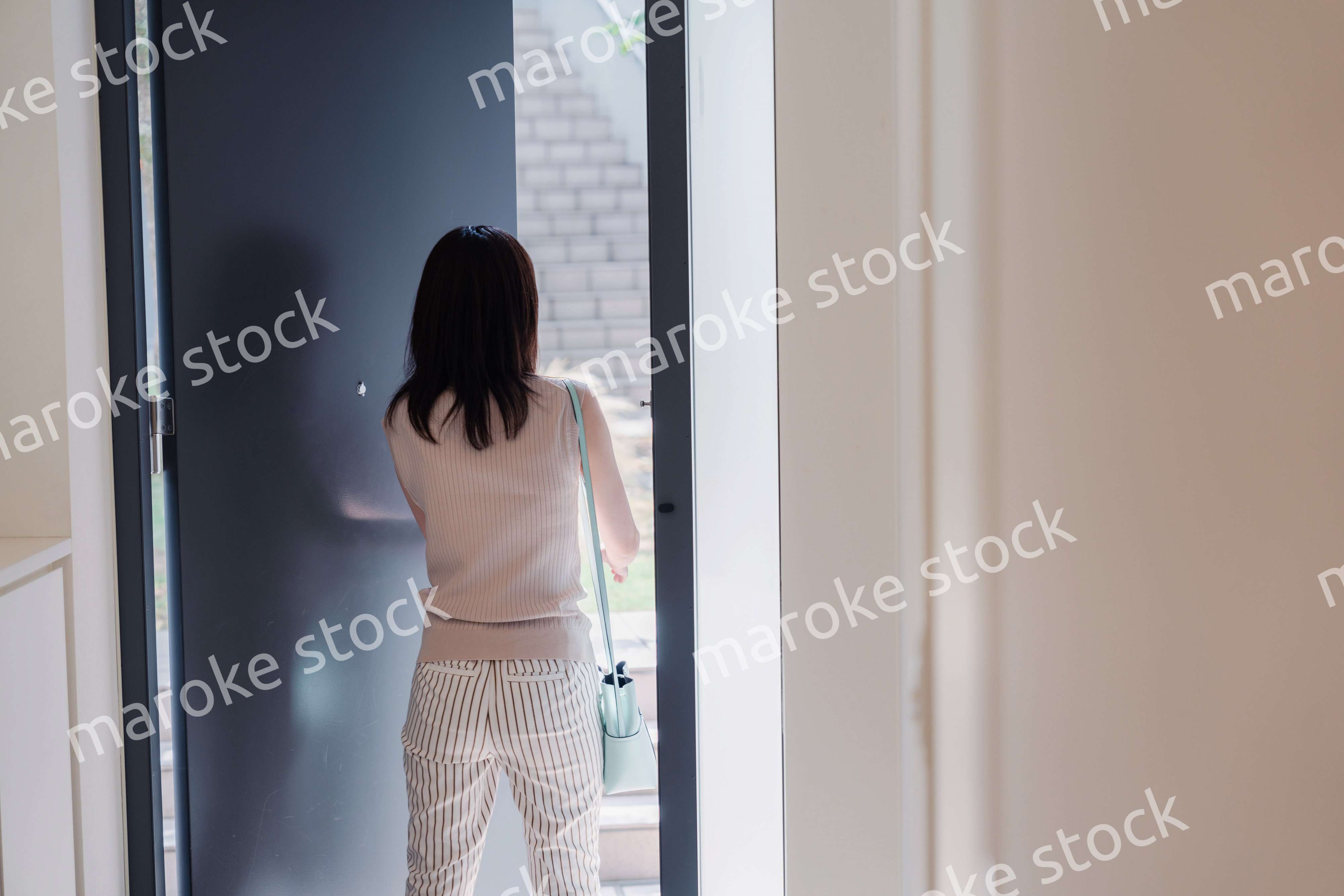 家を出発する若い女性