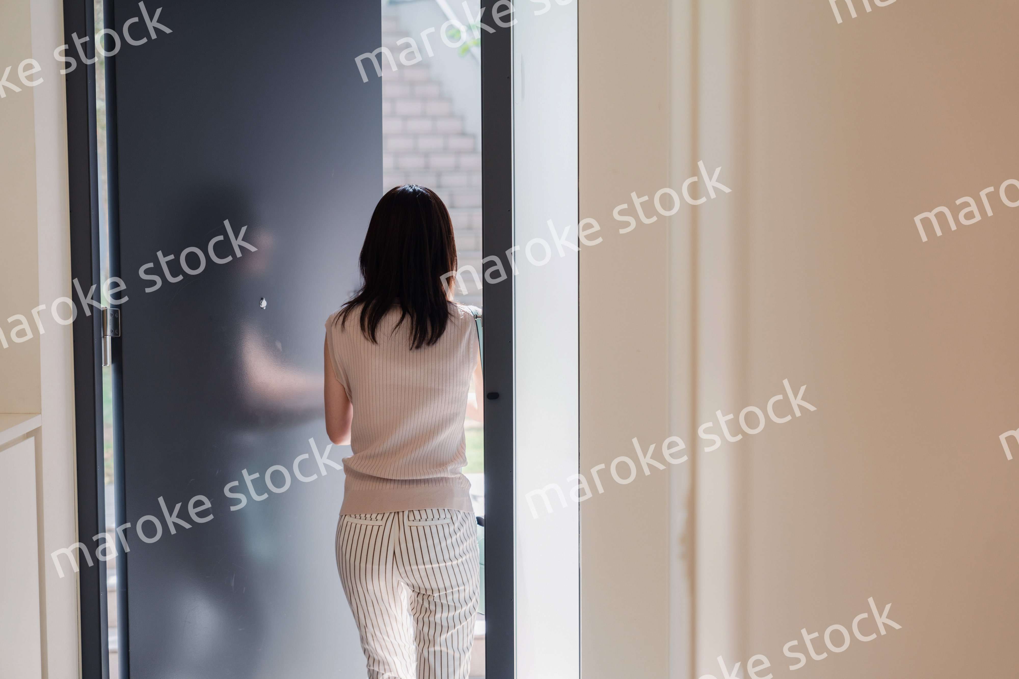 家を出発する若い女性