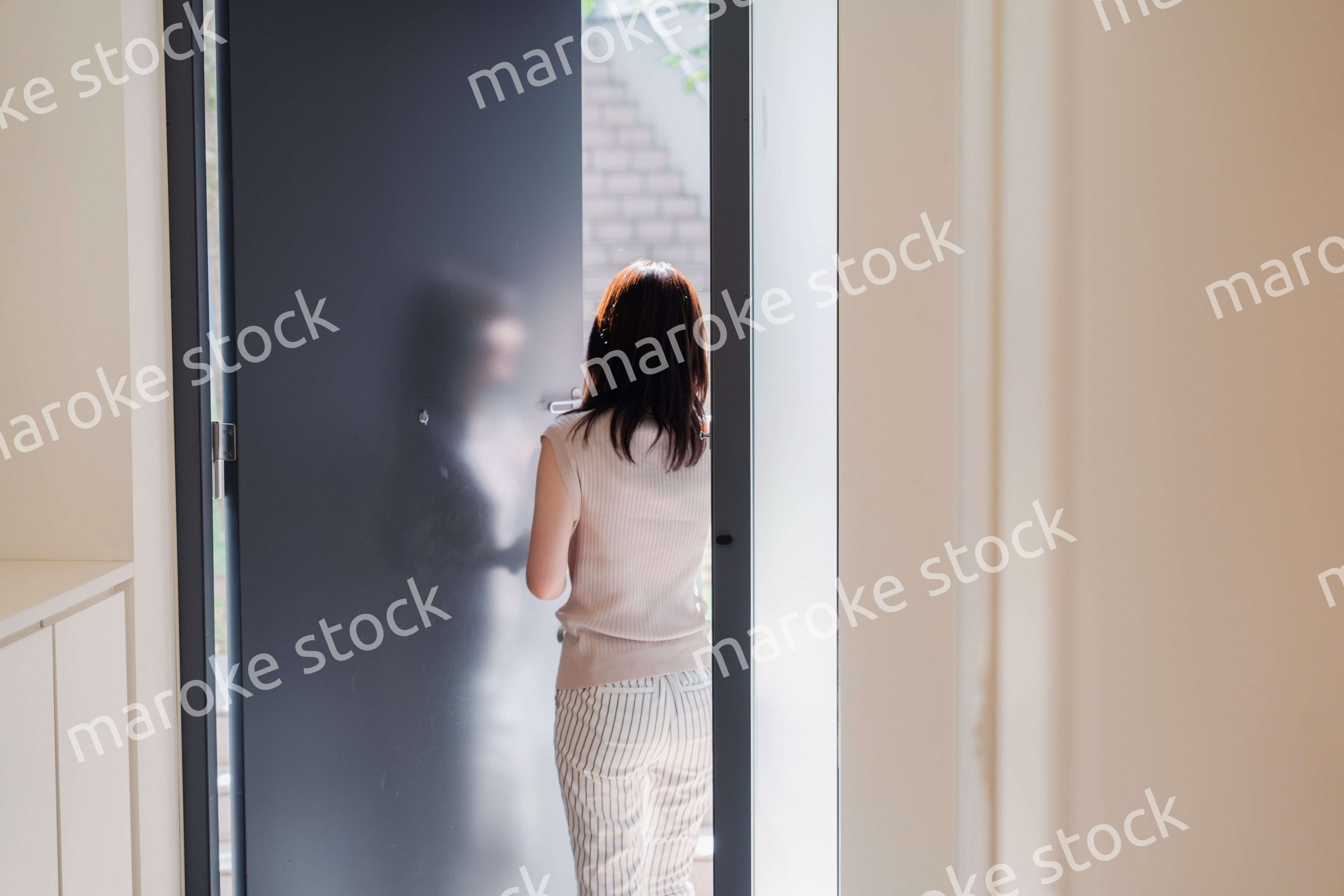 家を出発する若い女性