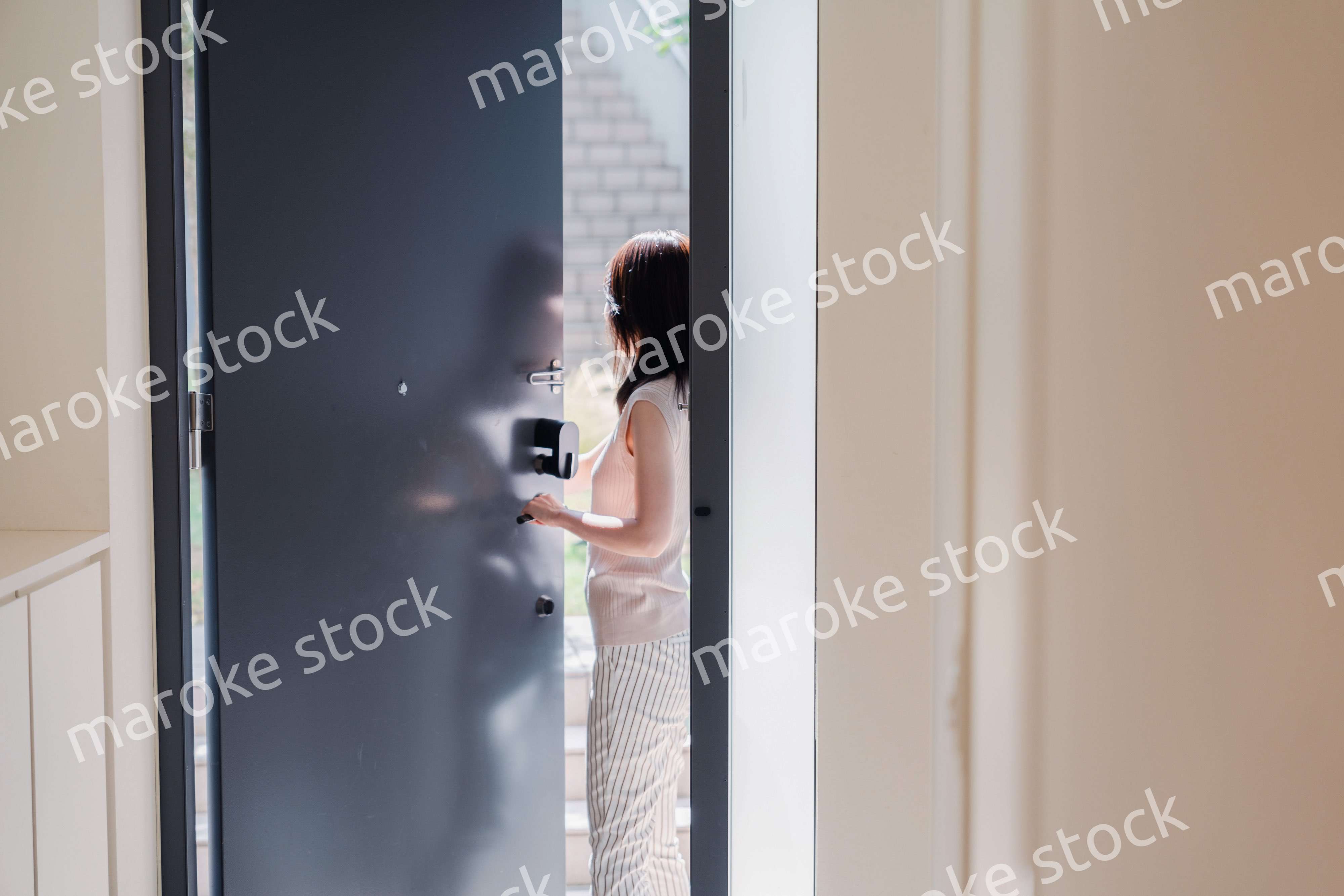 家を出発する若い女性