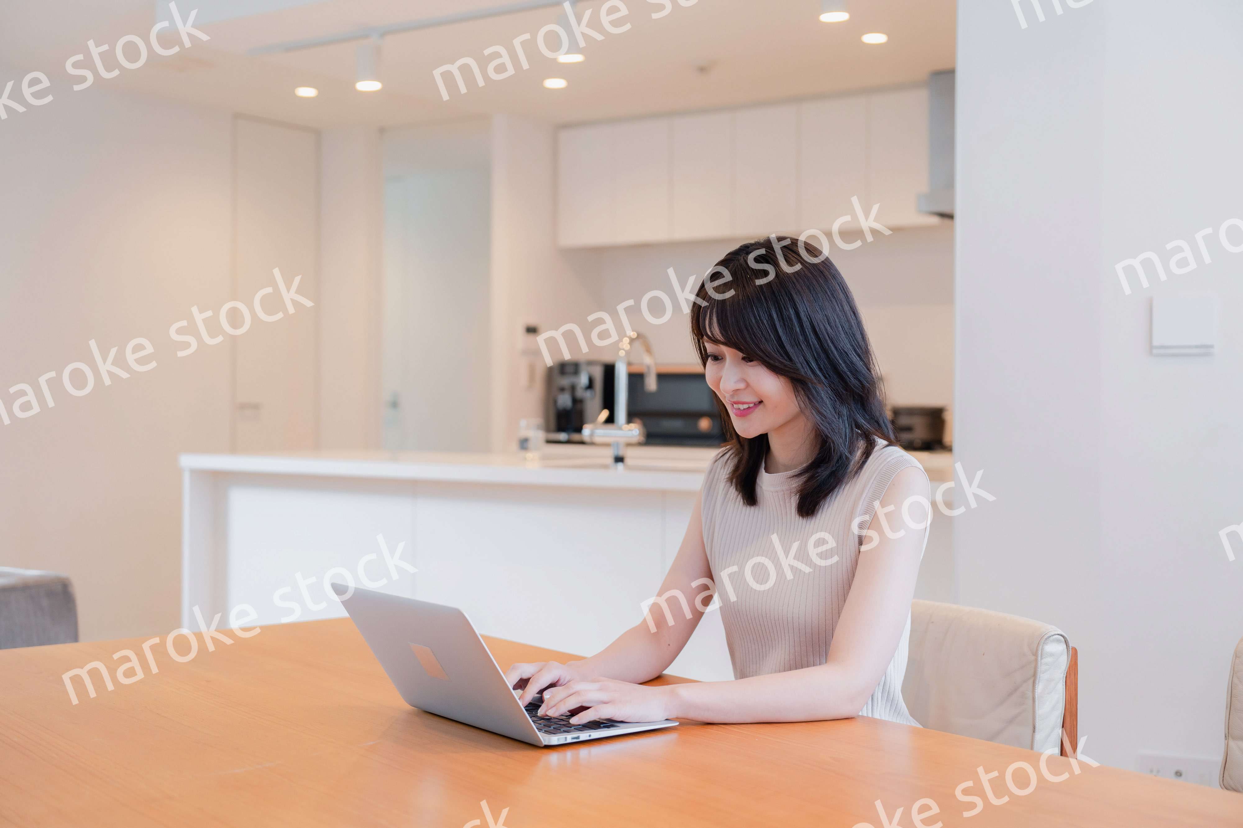 在宅勤務をする若い女性