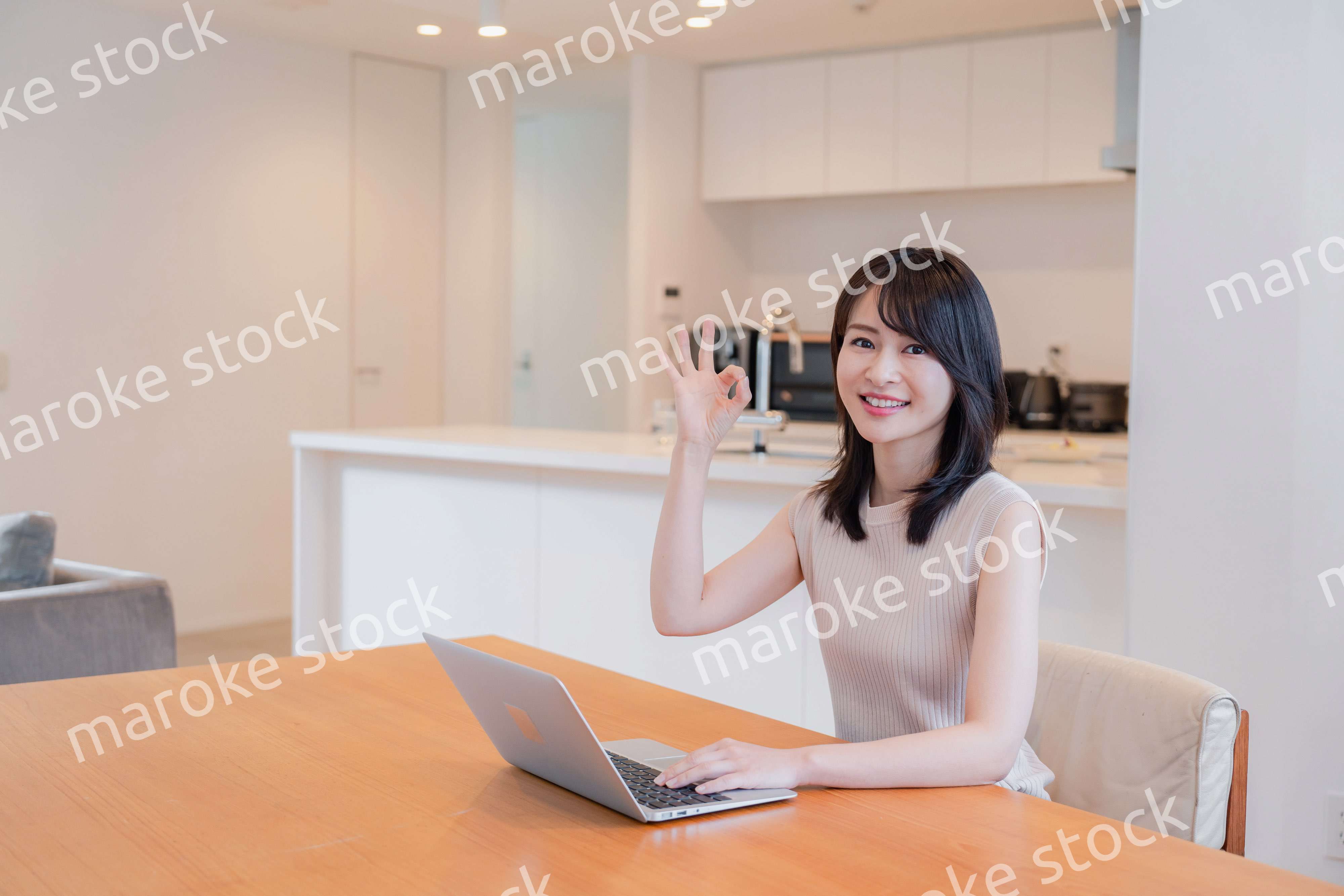 在宅勤務をする若い女性