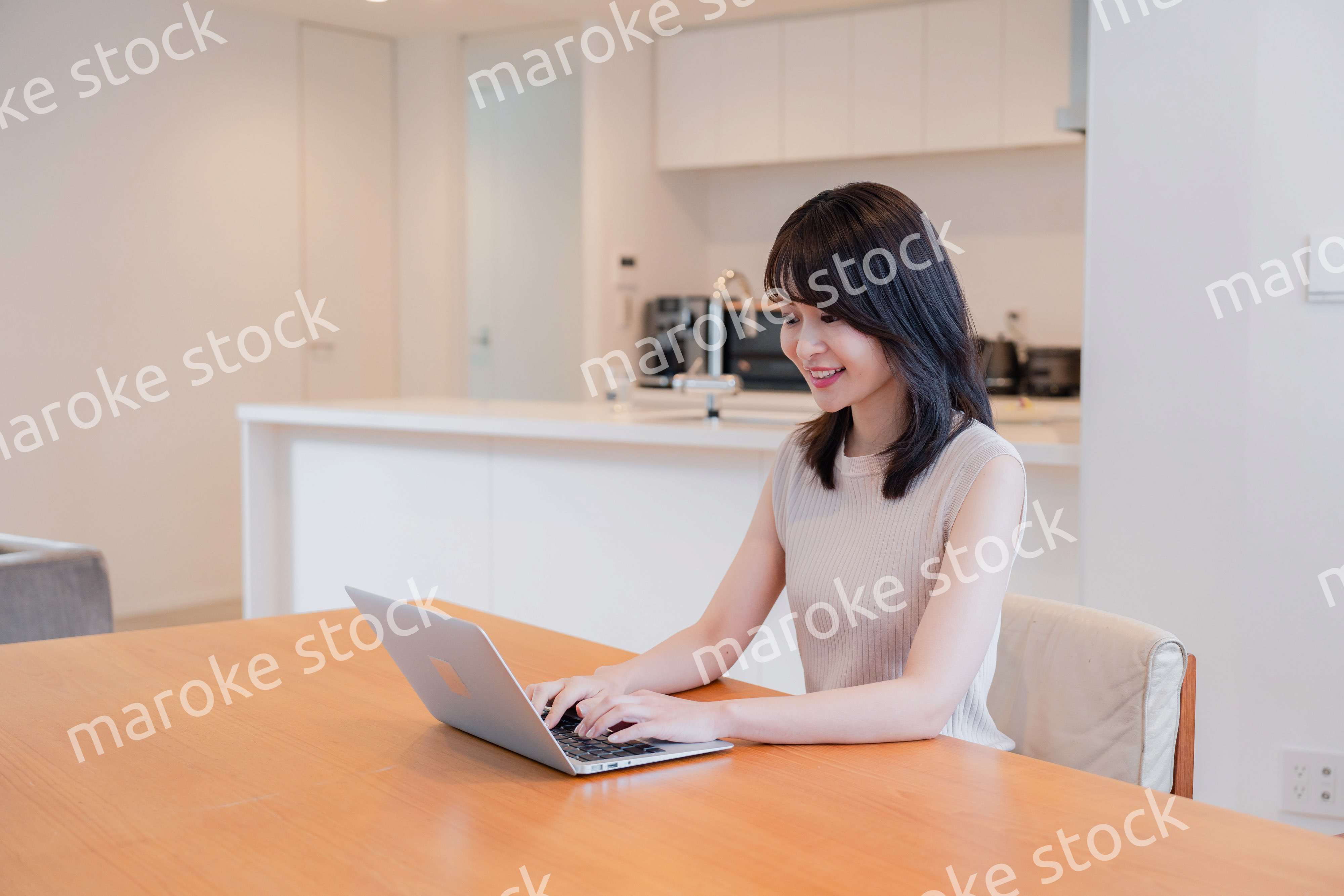 在宅勤務をする若い女性