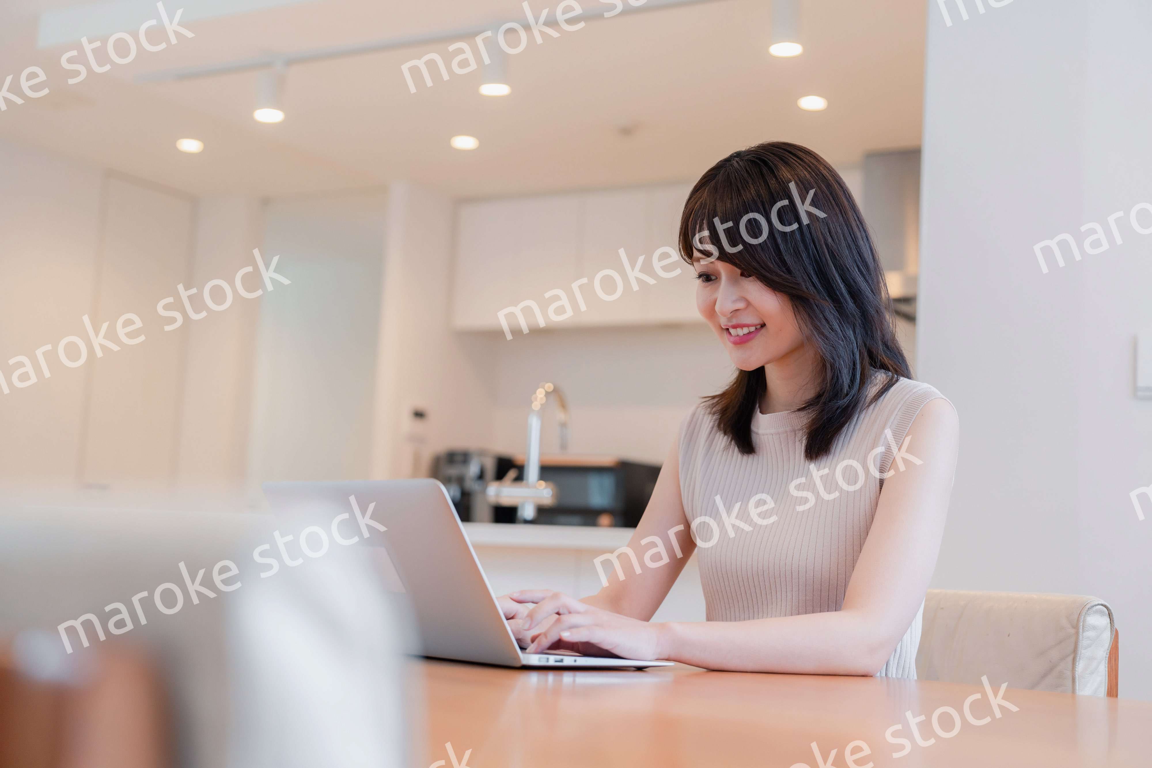 在宅勤務をする若い女性