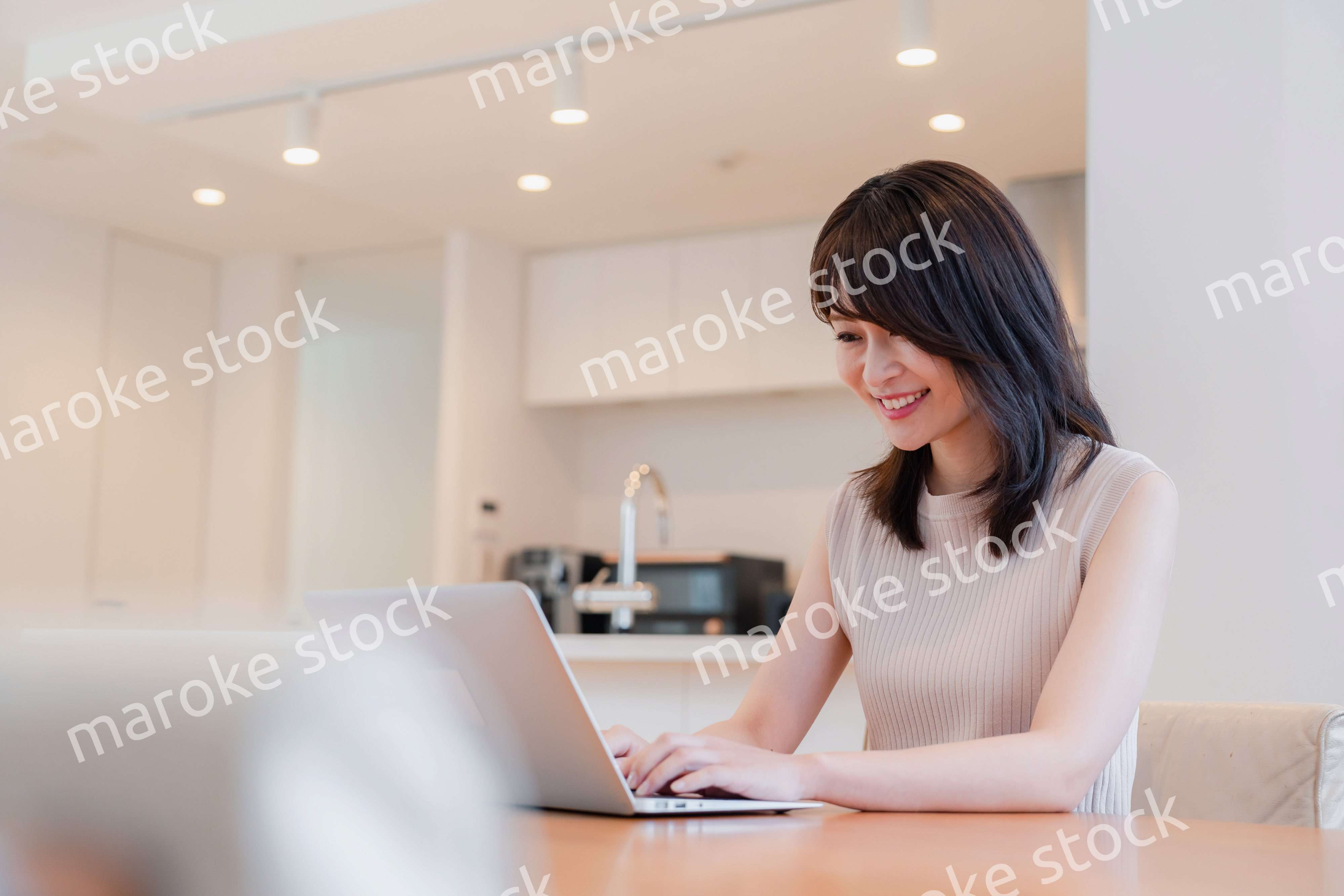 在宅勤務をする若い女性