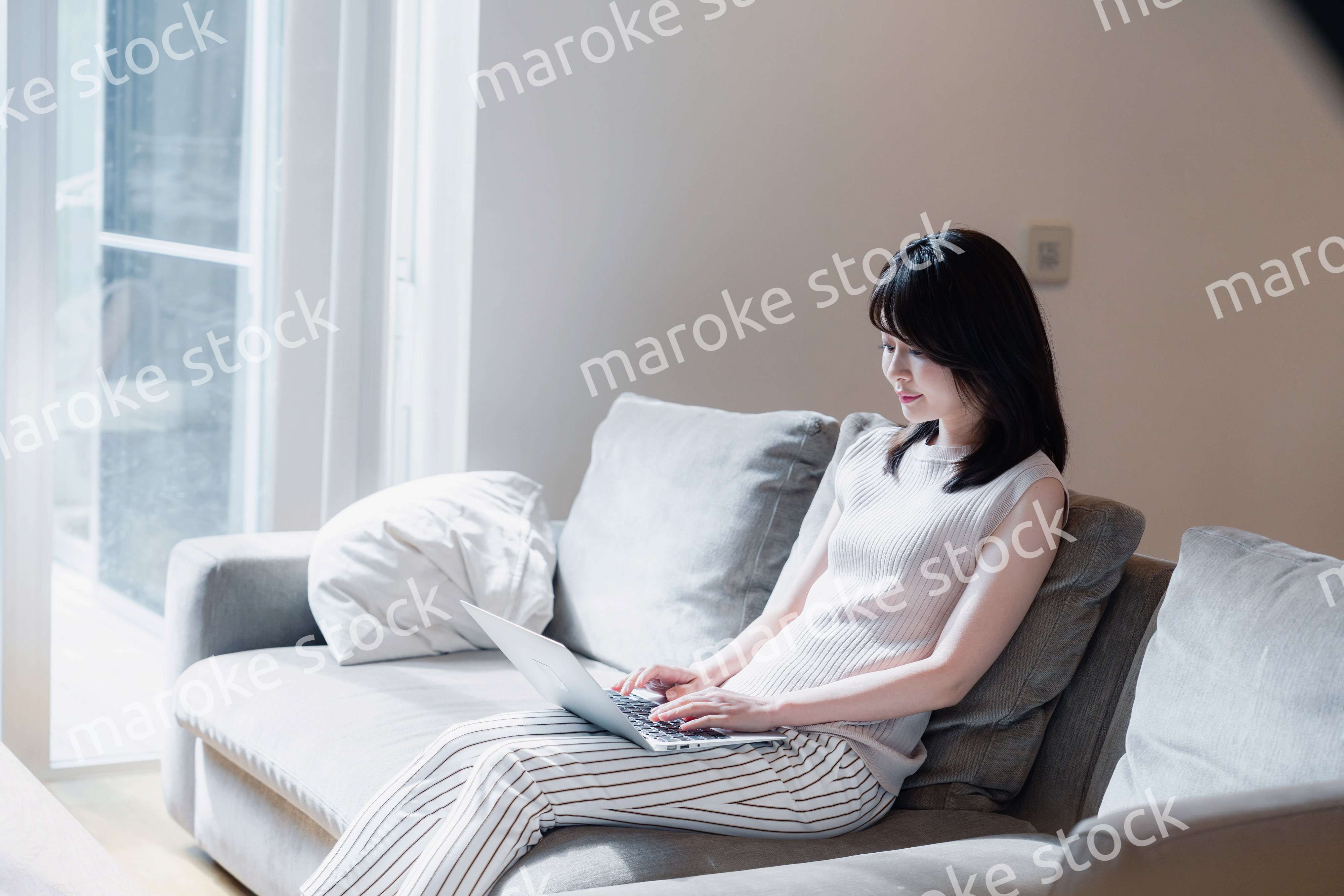 在宅勤務をする若い女性