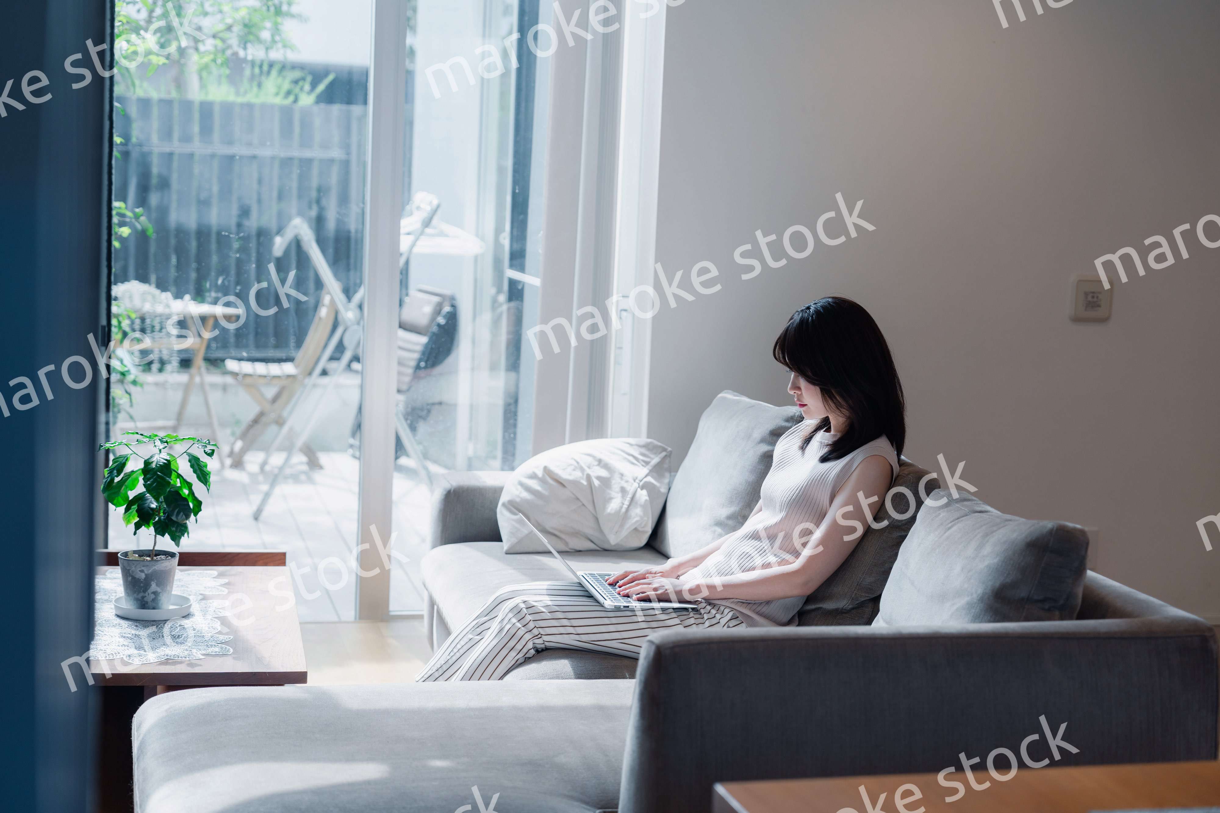 在宅勤務をする若い女性