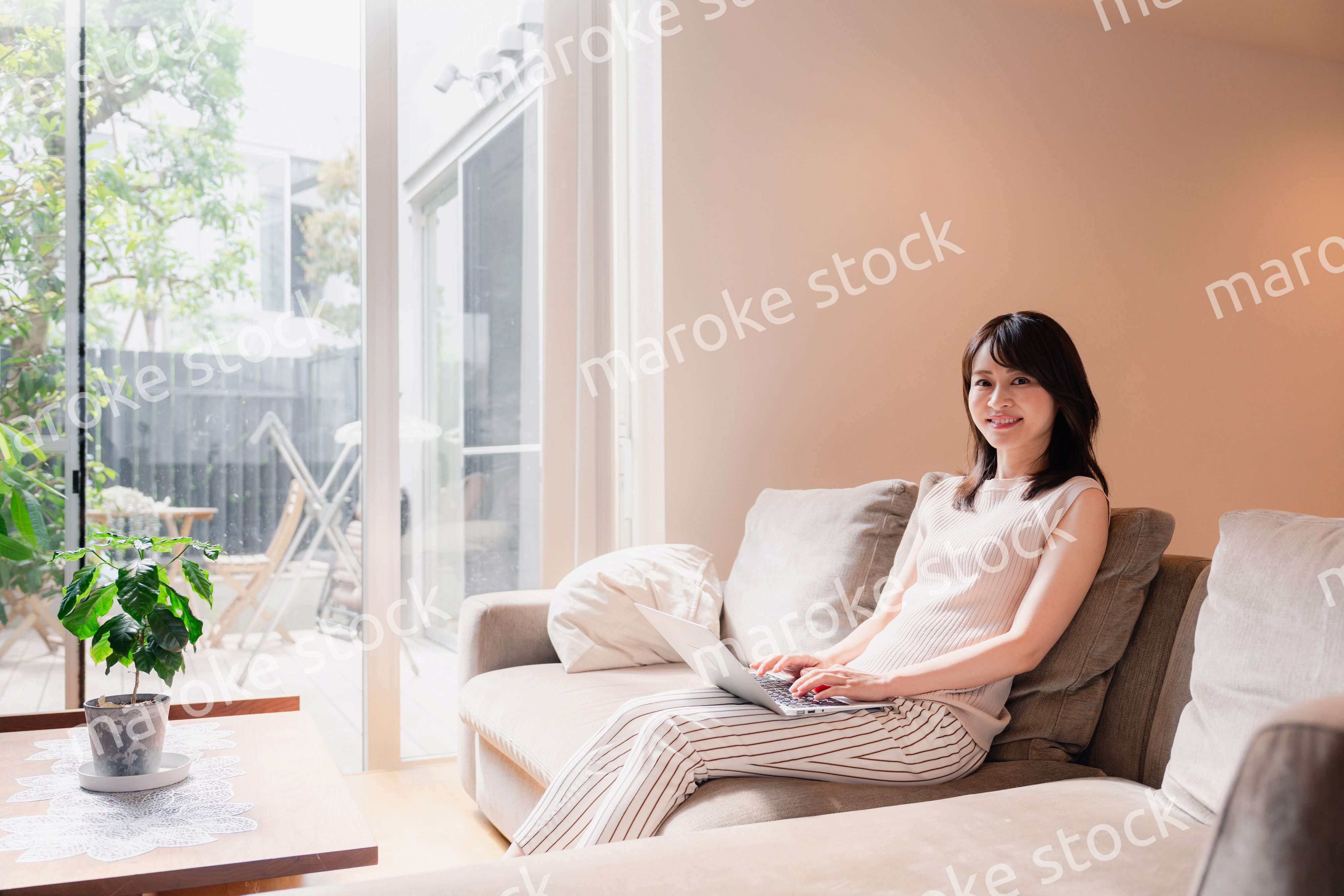 在宅勤務をする若い女性