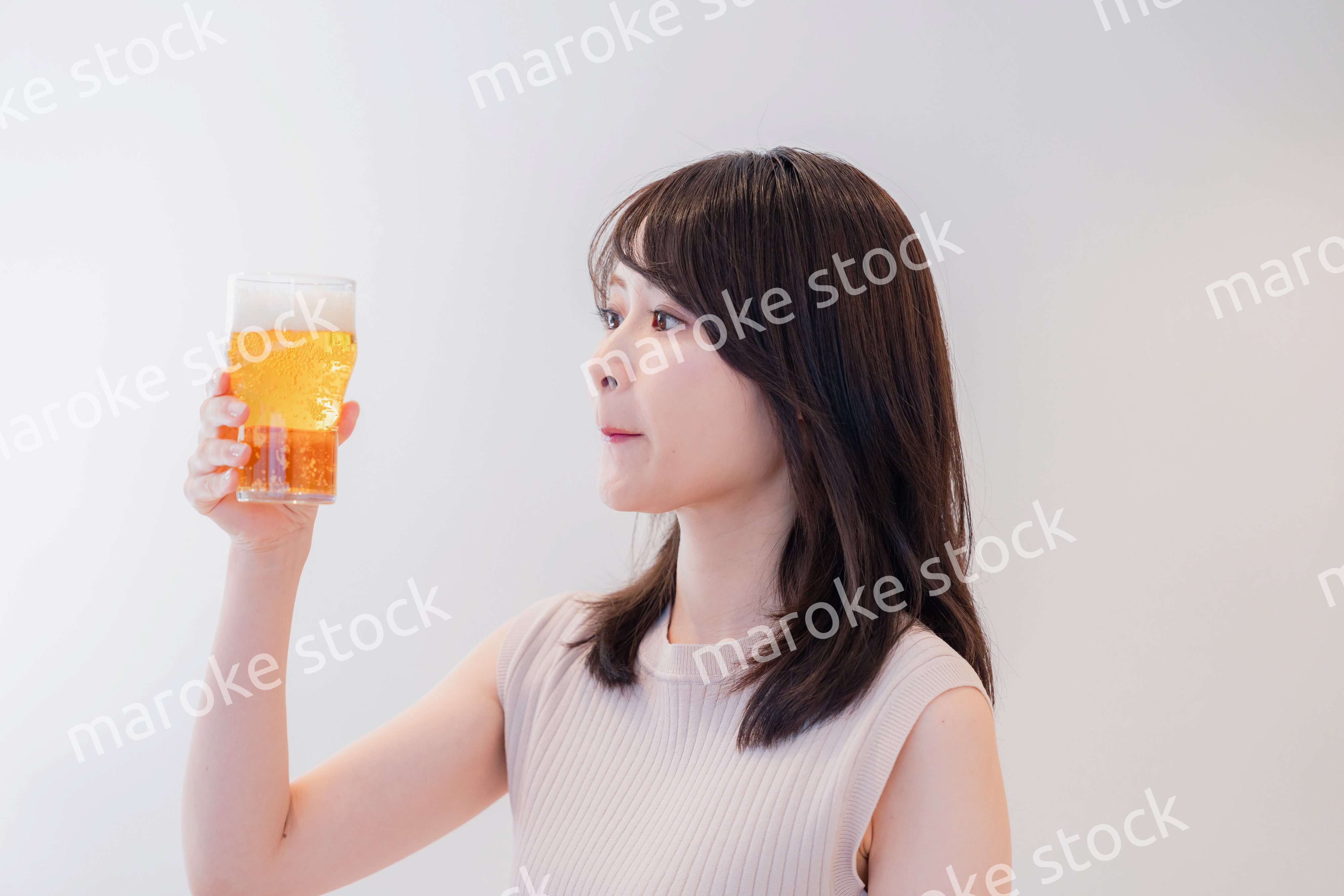 笑顔でビールを飲む若い女性
