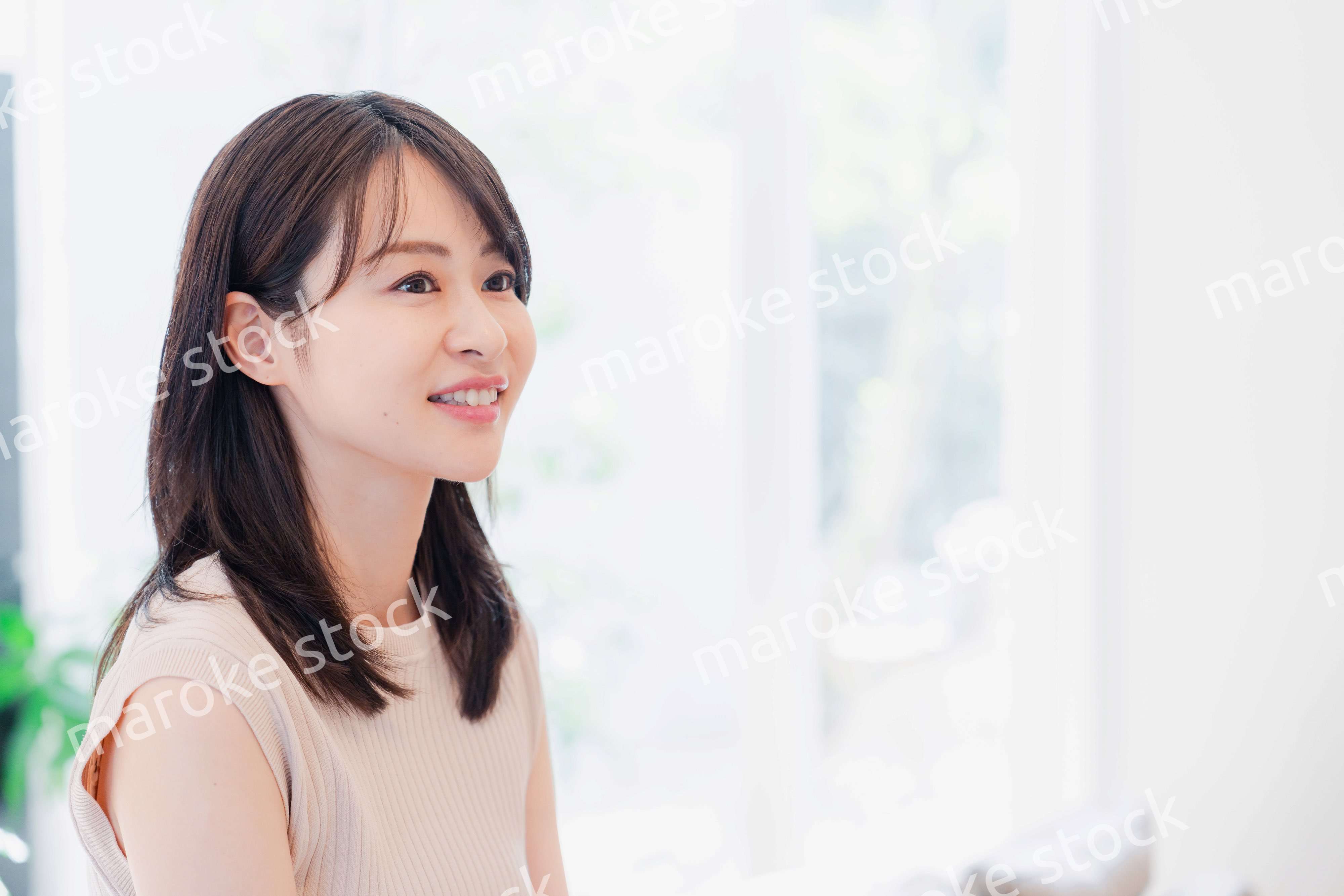 家でリラックスをする若い主婦