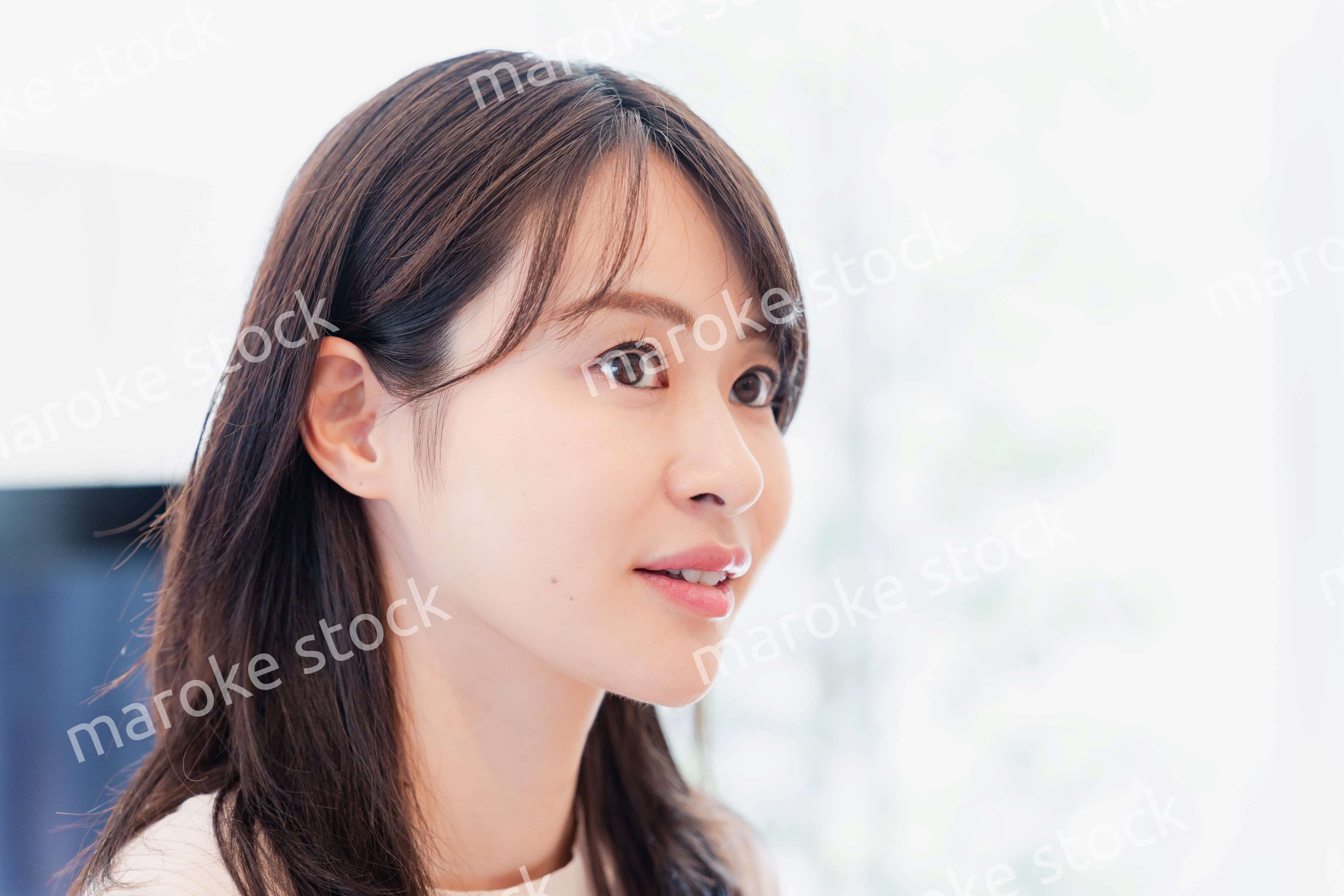 家でリラックスをする若い主婦