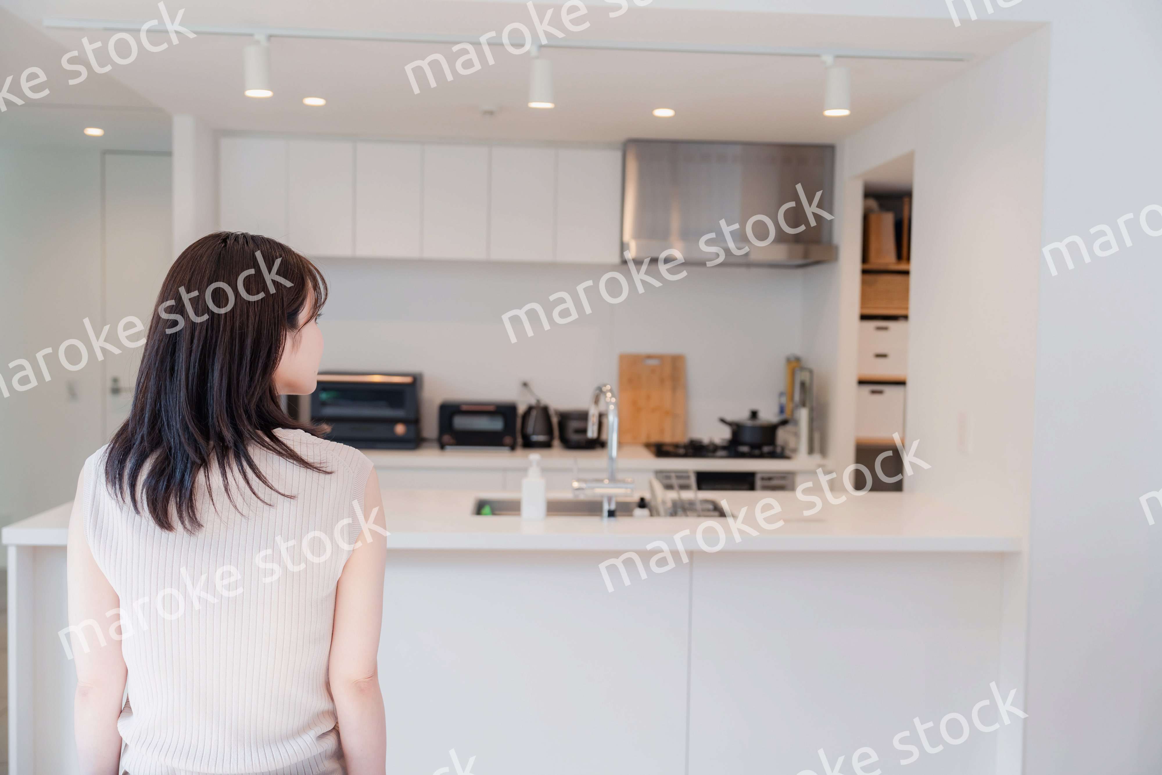 家でリラックスをする若い主婦