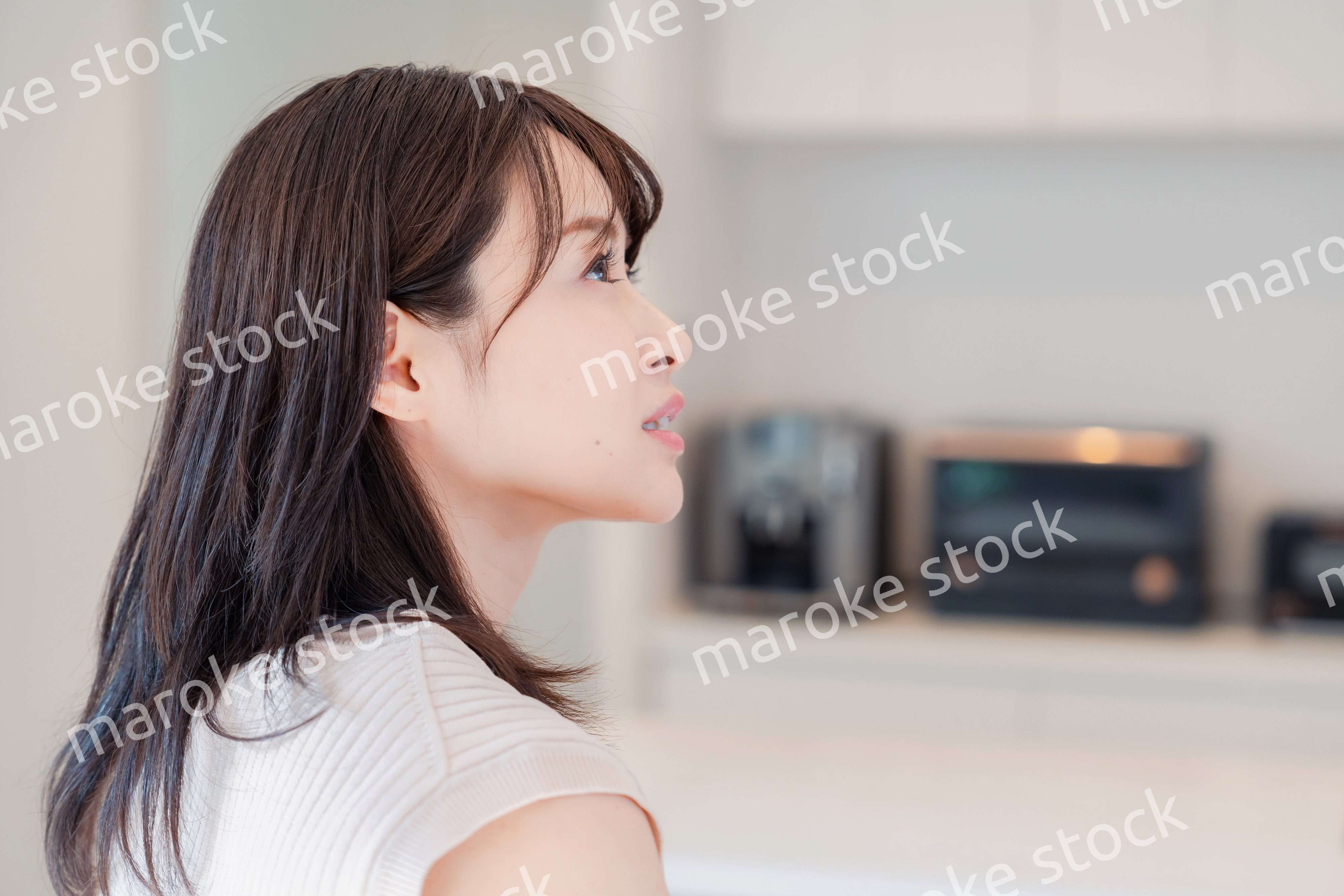 家でリラックスをする若い主婦