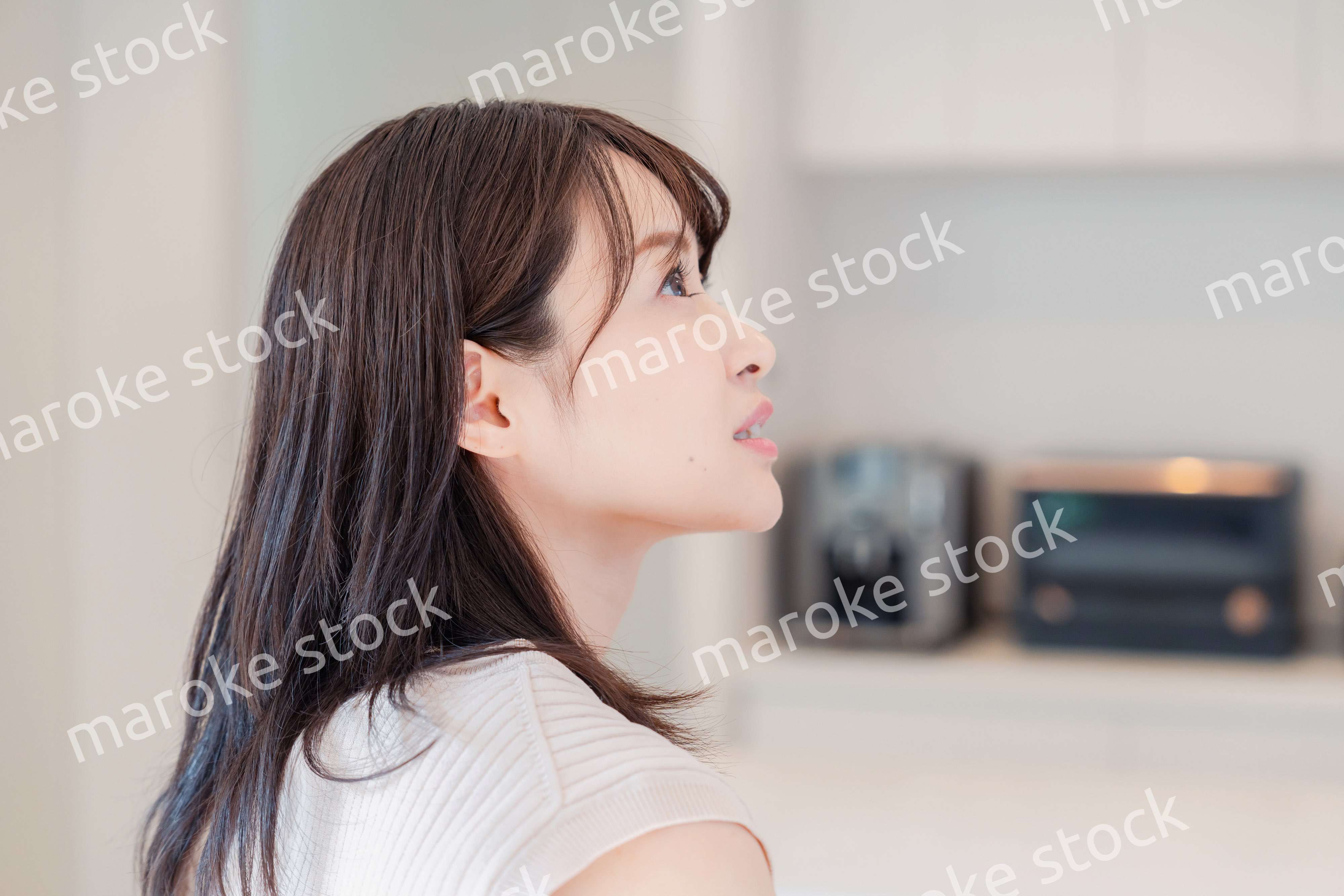 家でリラックスをする若い主婦