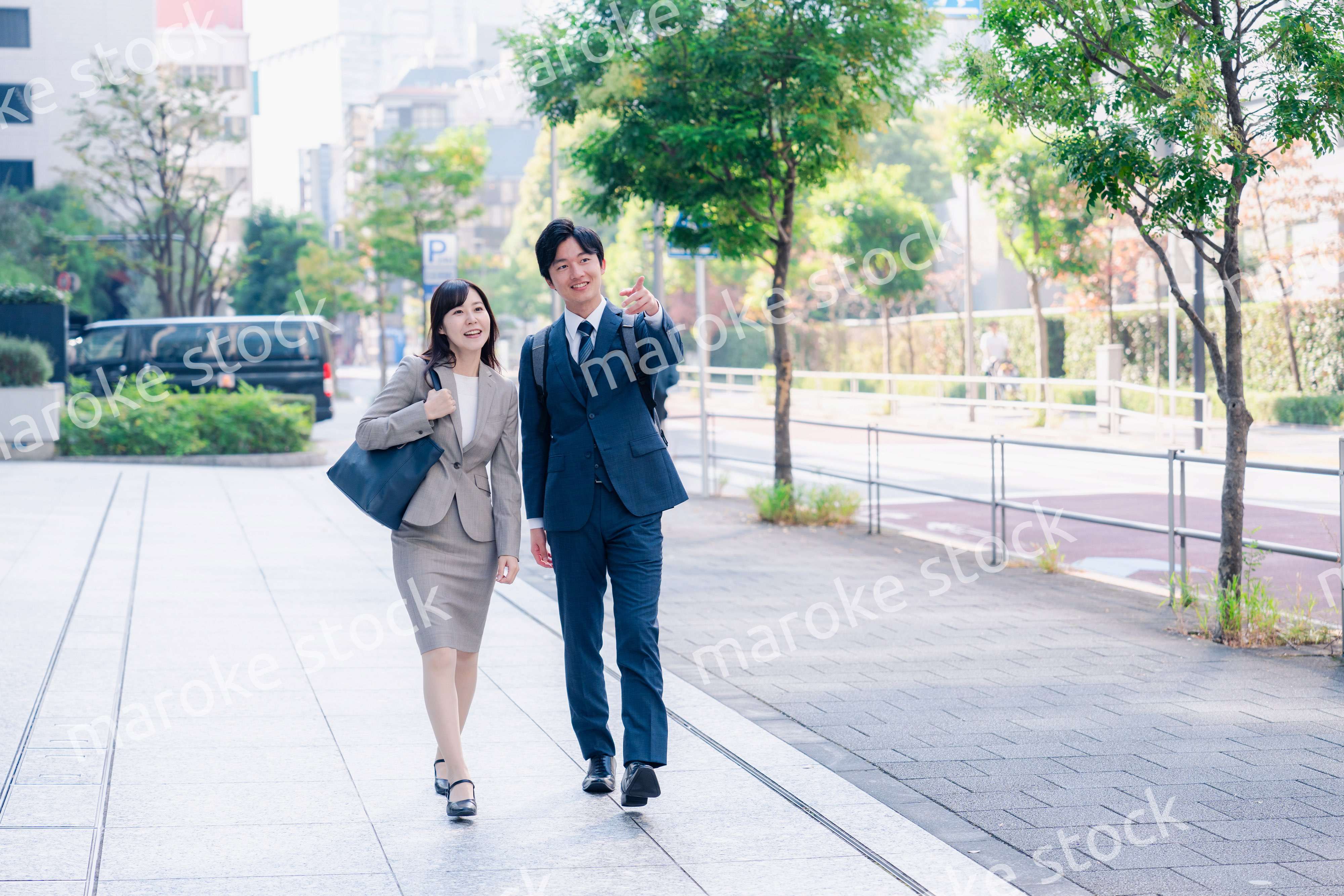 男女で外を歩くビジネスパーソン