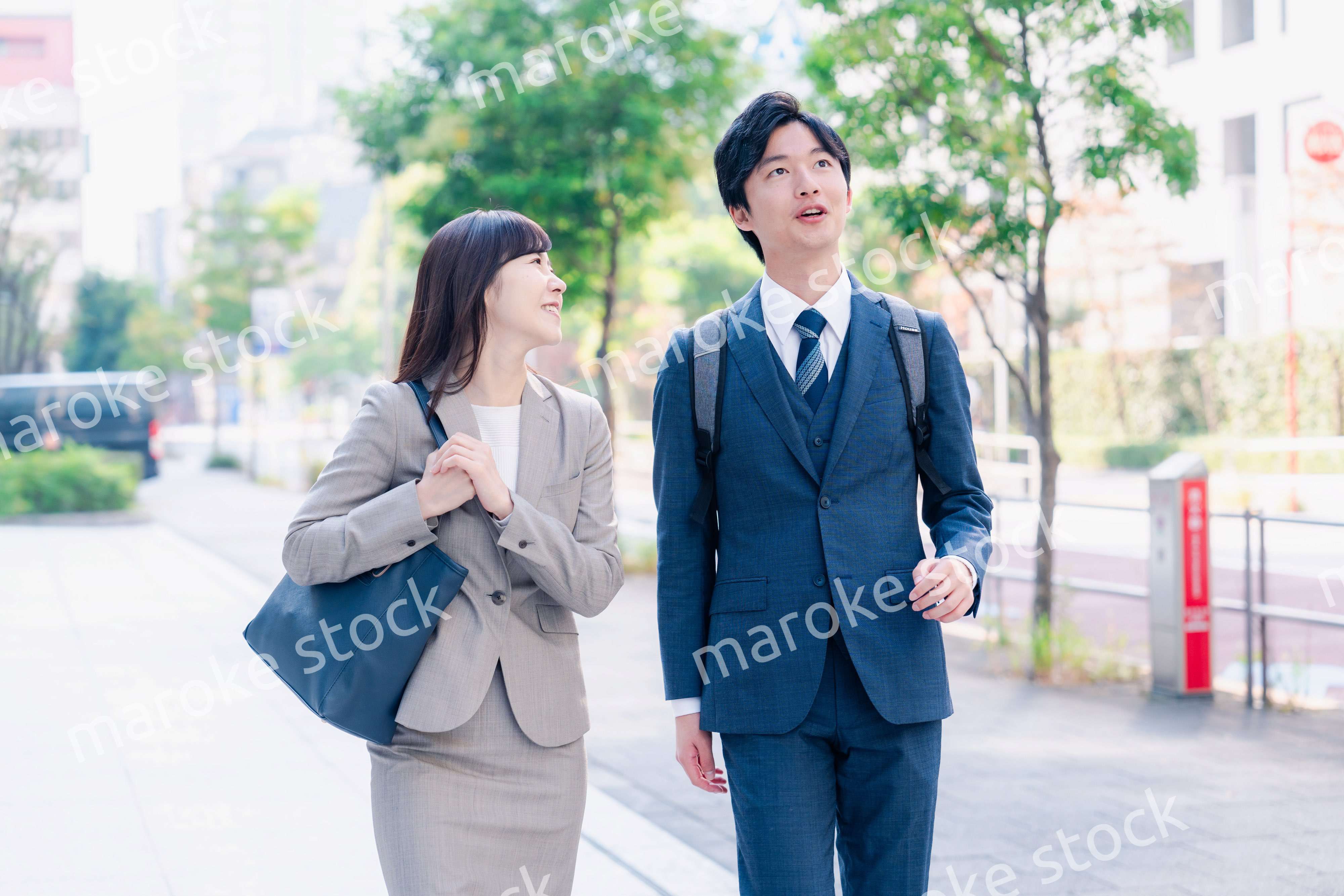 男女で外を歩くビジネスパーソン