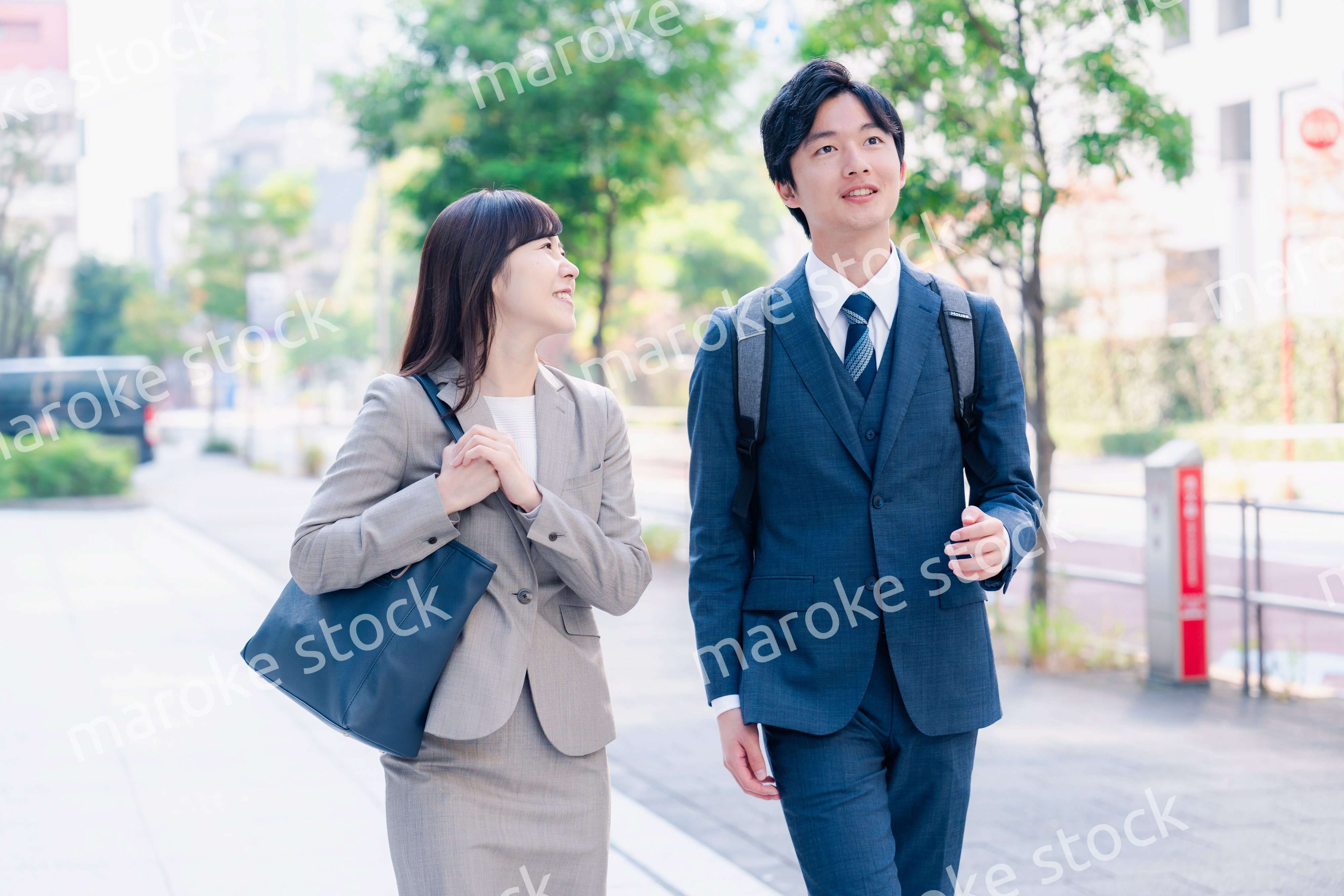男女で外を歩くビジネスパーソン