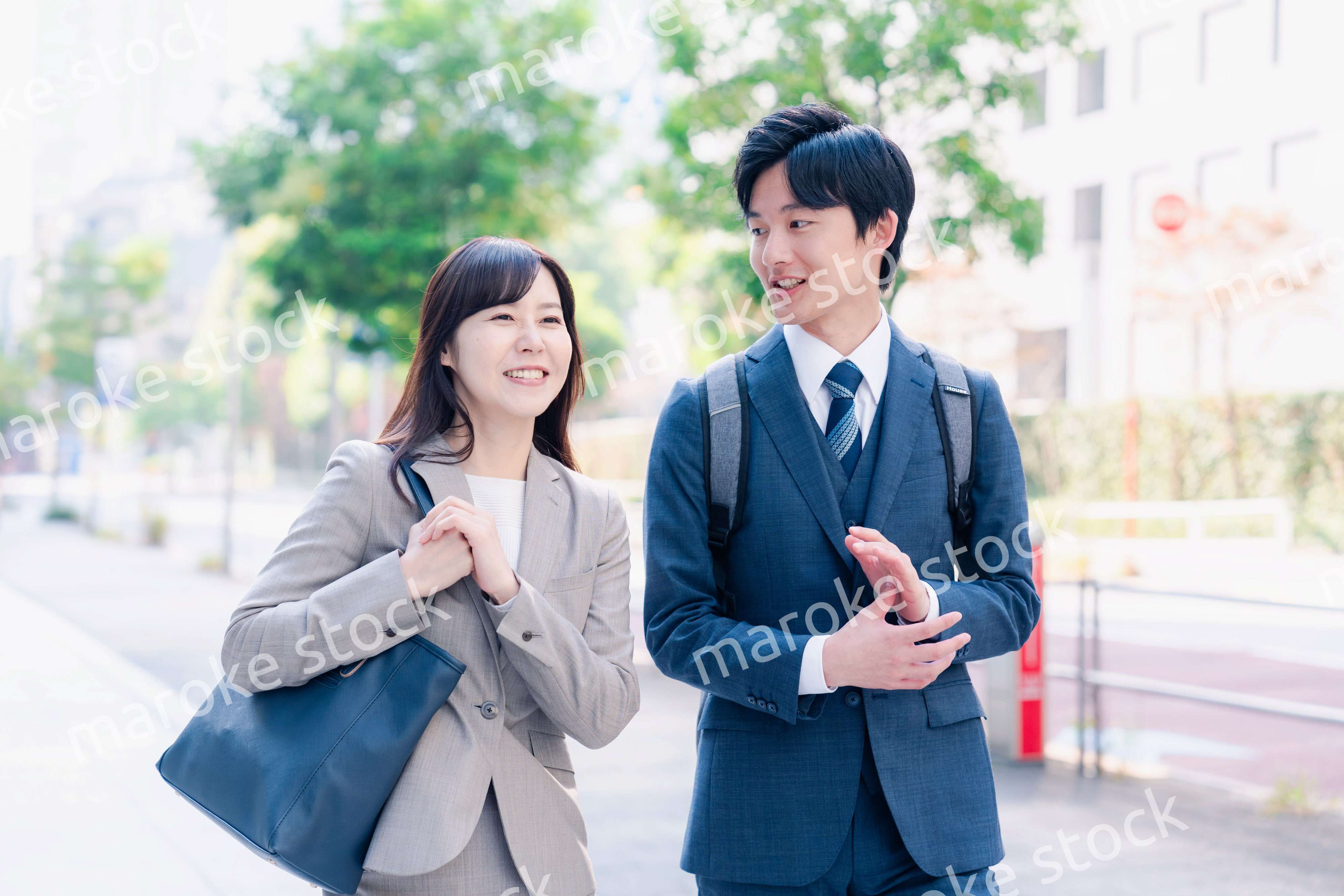 男女で外を歩くビジネスパーソン
