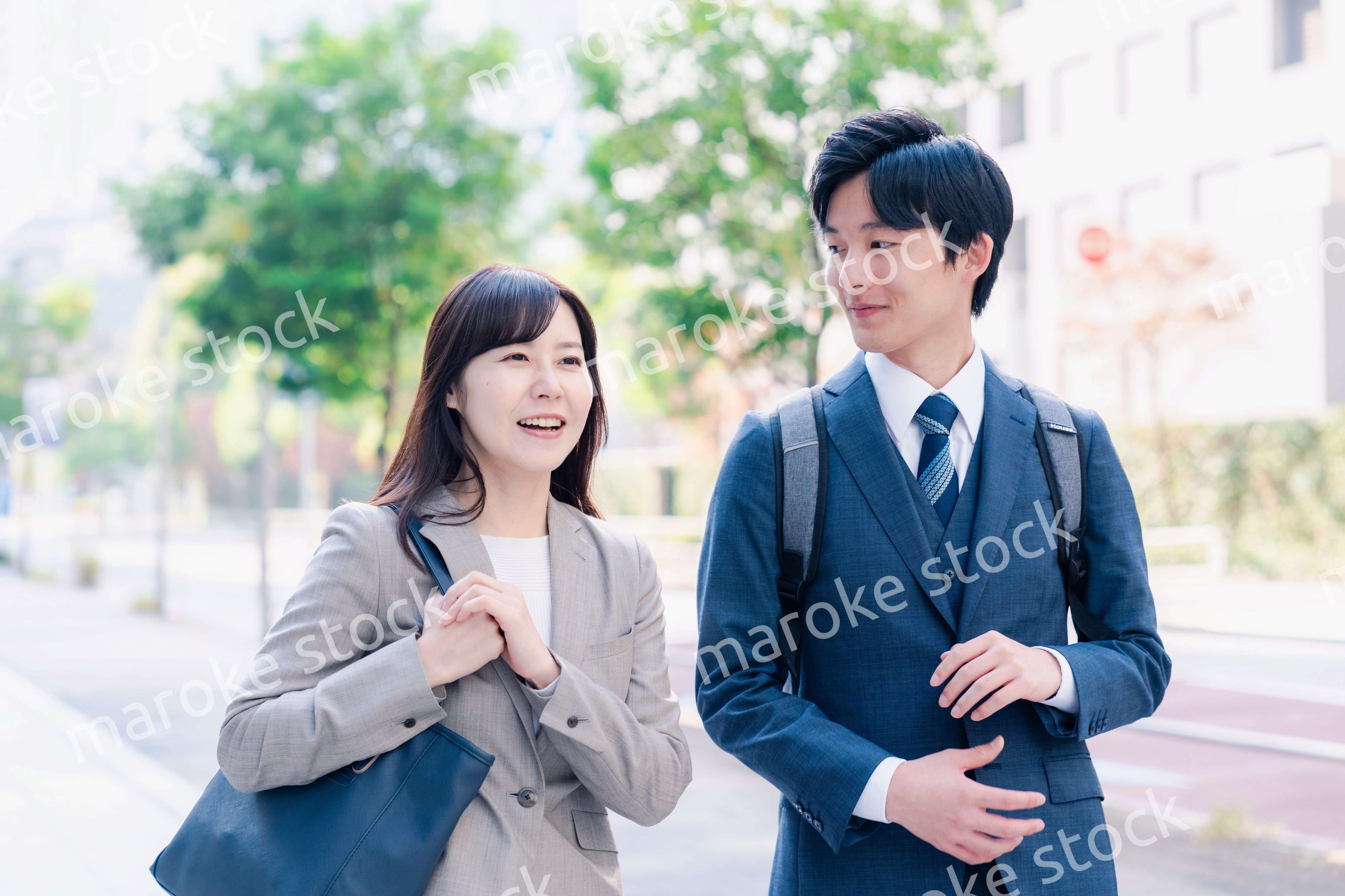男女で外を歩くビジネスパーソン