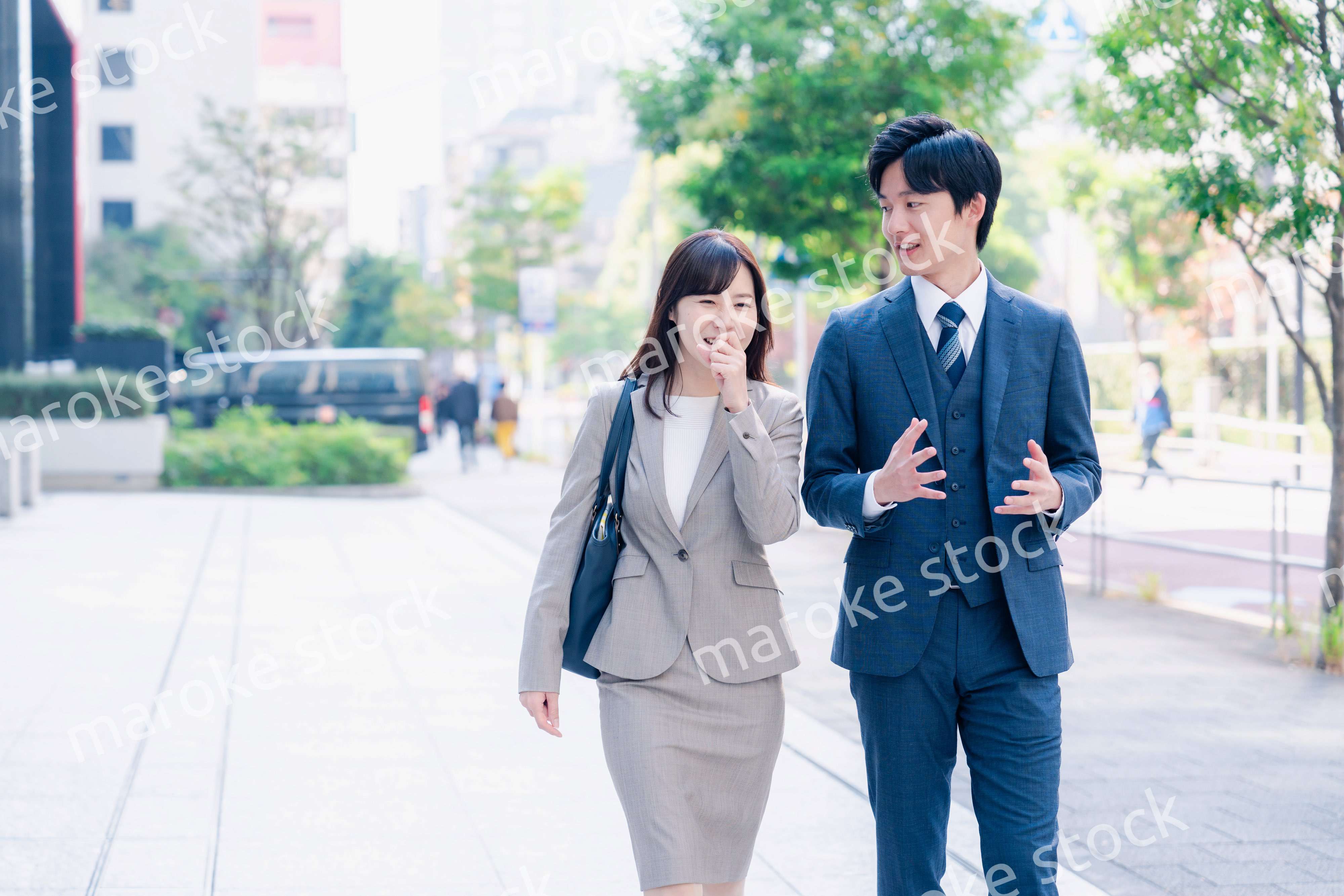 男女で外を歩くビジネスパーソン