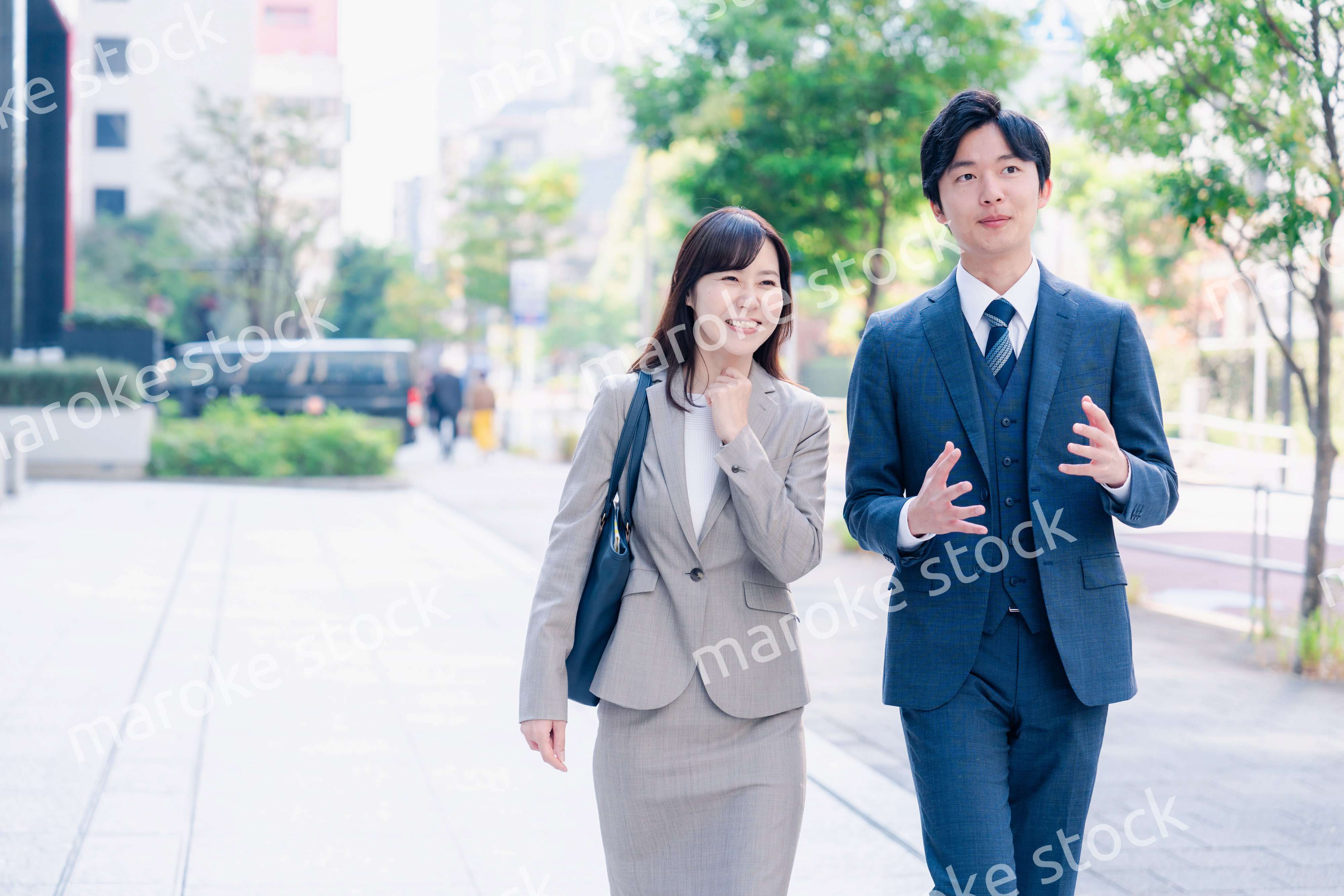 男女で外を歩くビジネスパーソン