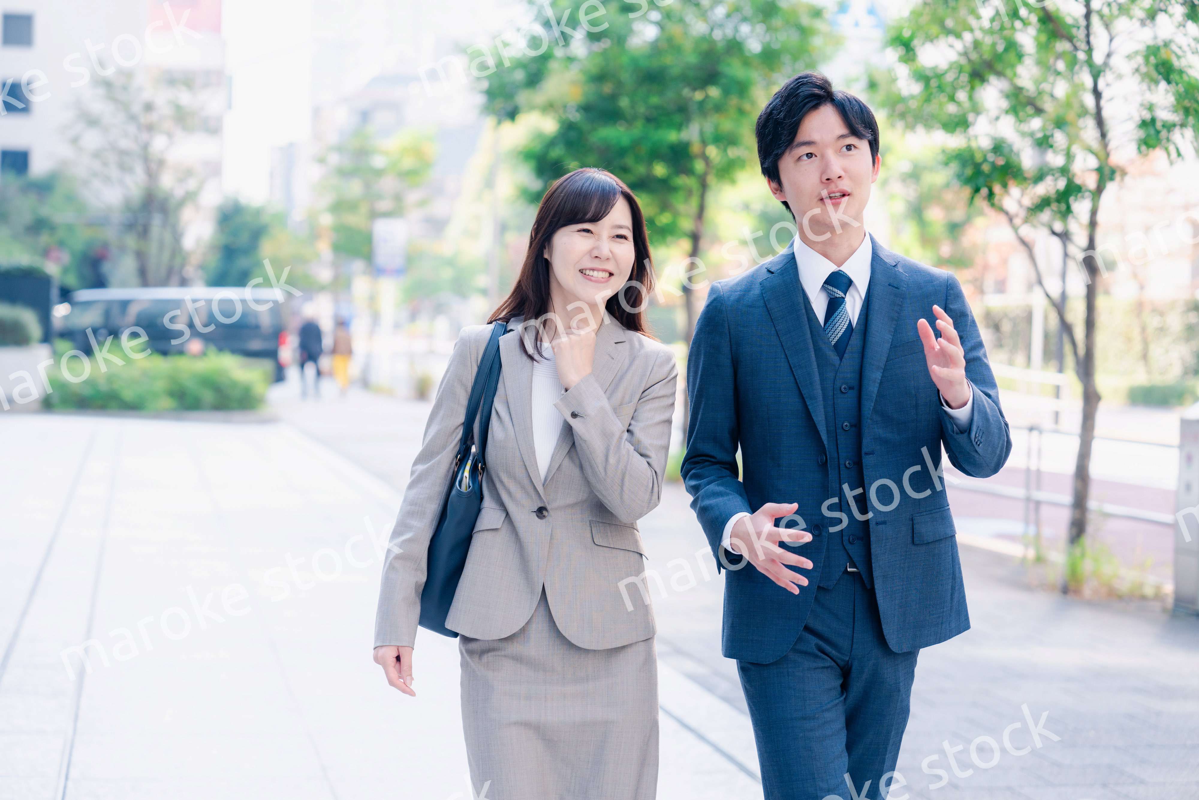 男女で外を歩くビジネスパーソン