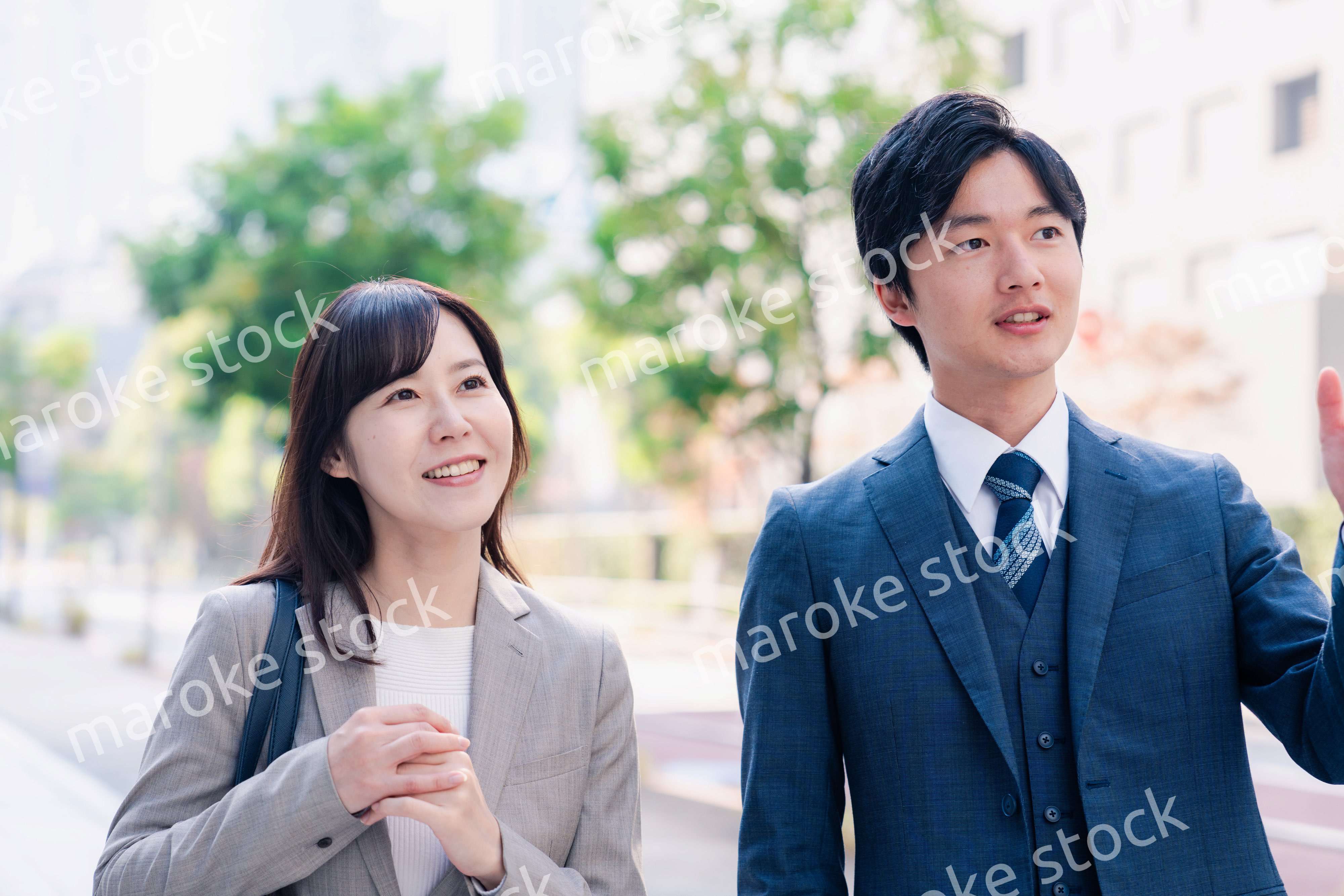 男女で外を歩くビジネスパーソン