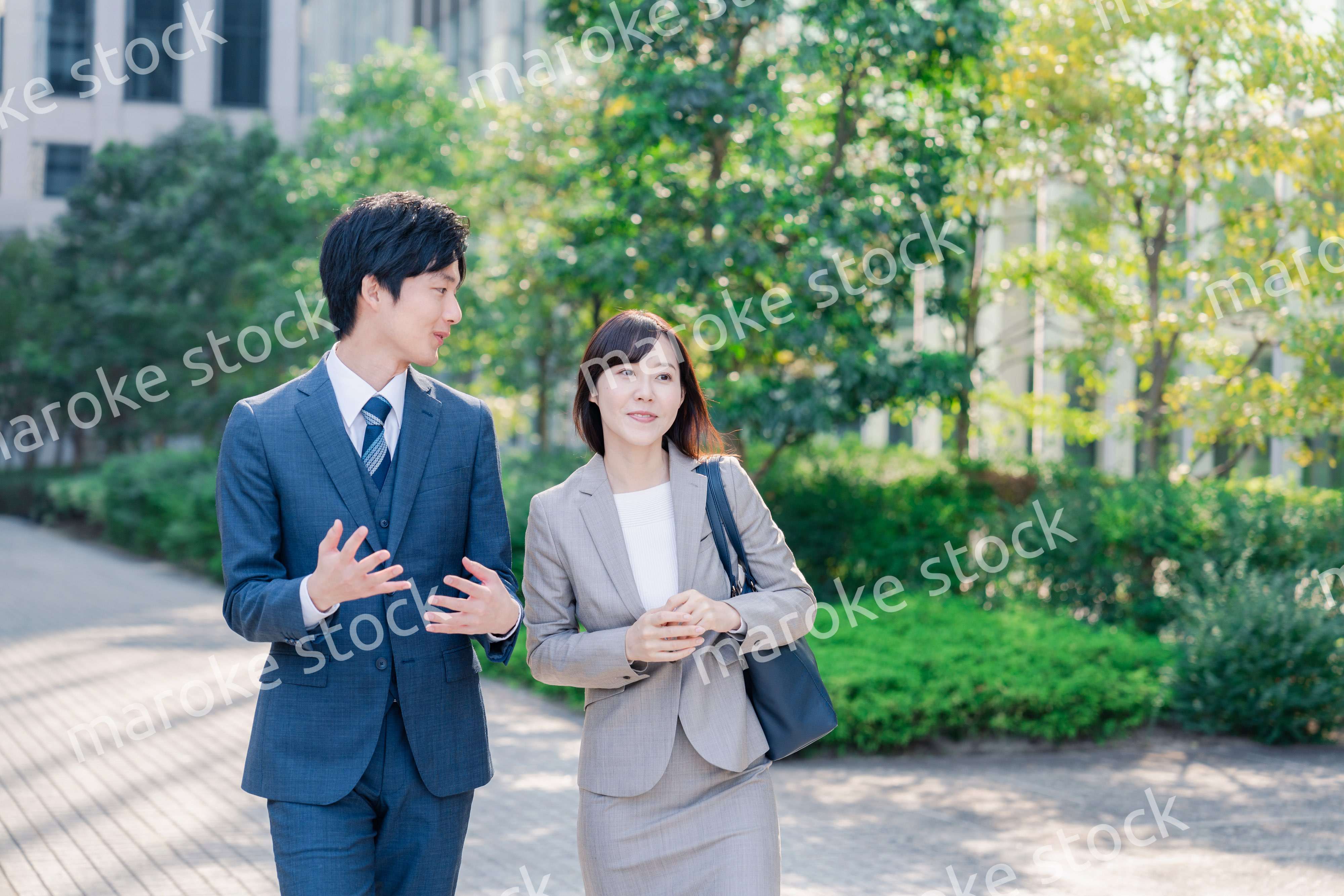 男女で外を歩くビジネスパーソン
