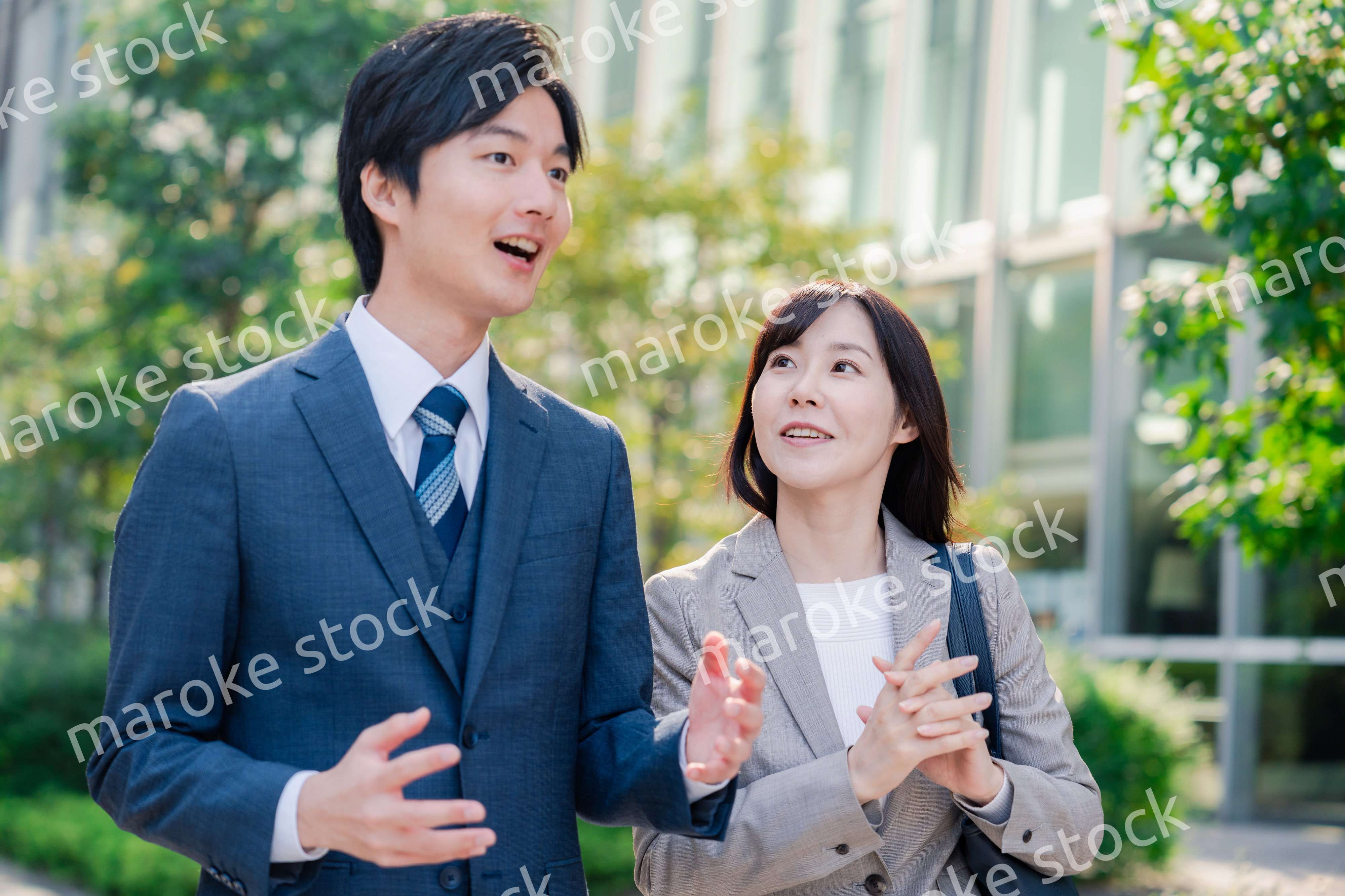 男女で外を歩くビジネスパーソン