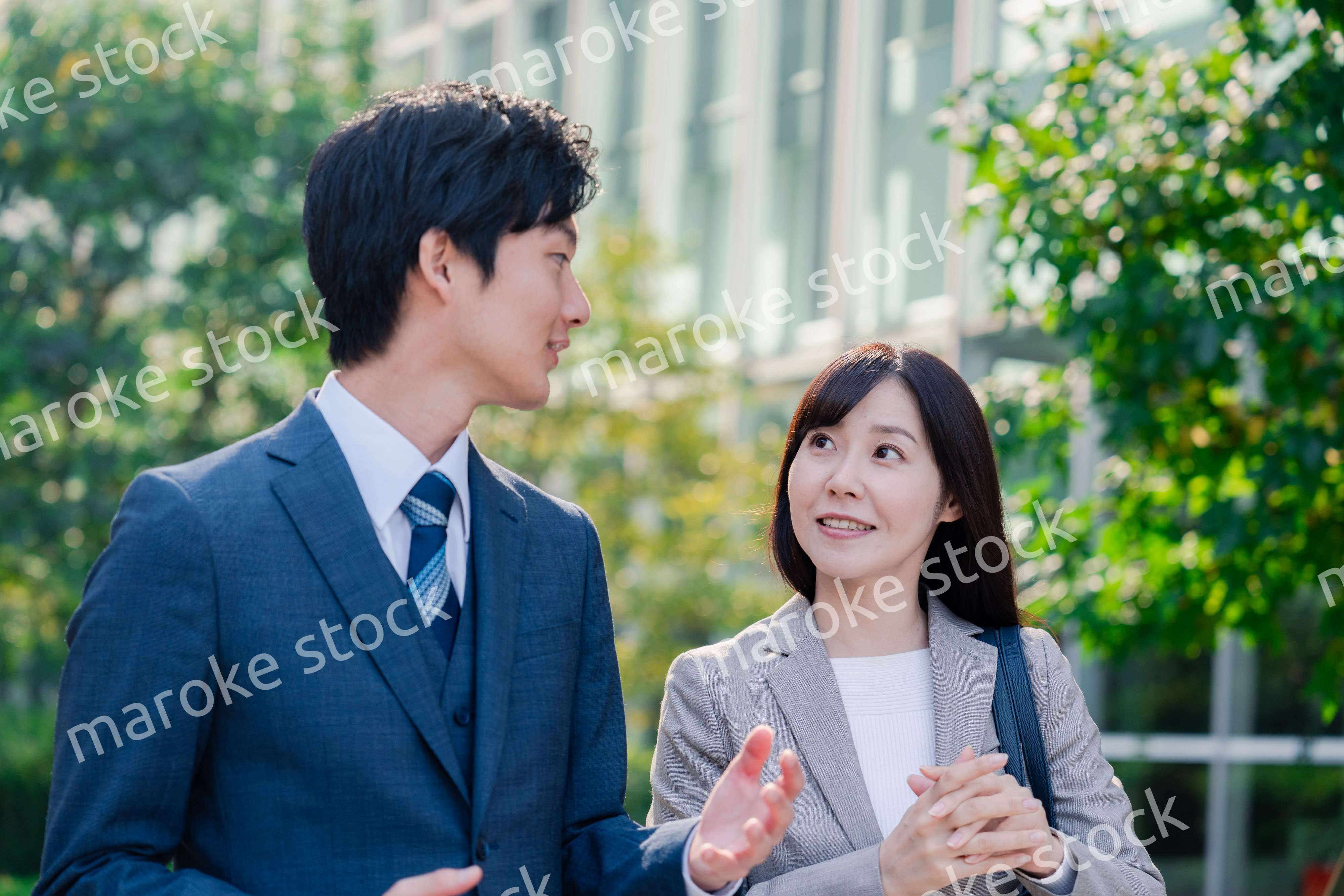 男女で外を歩くビジネスパーソン