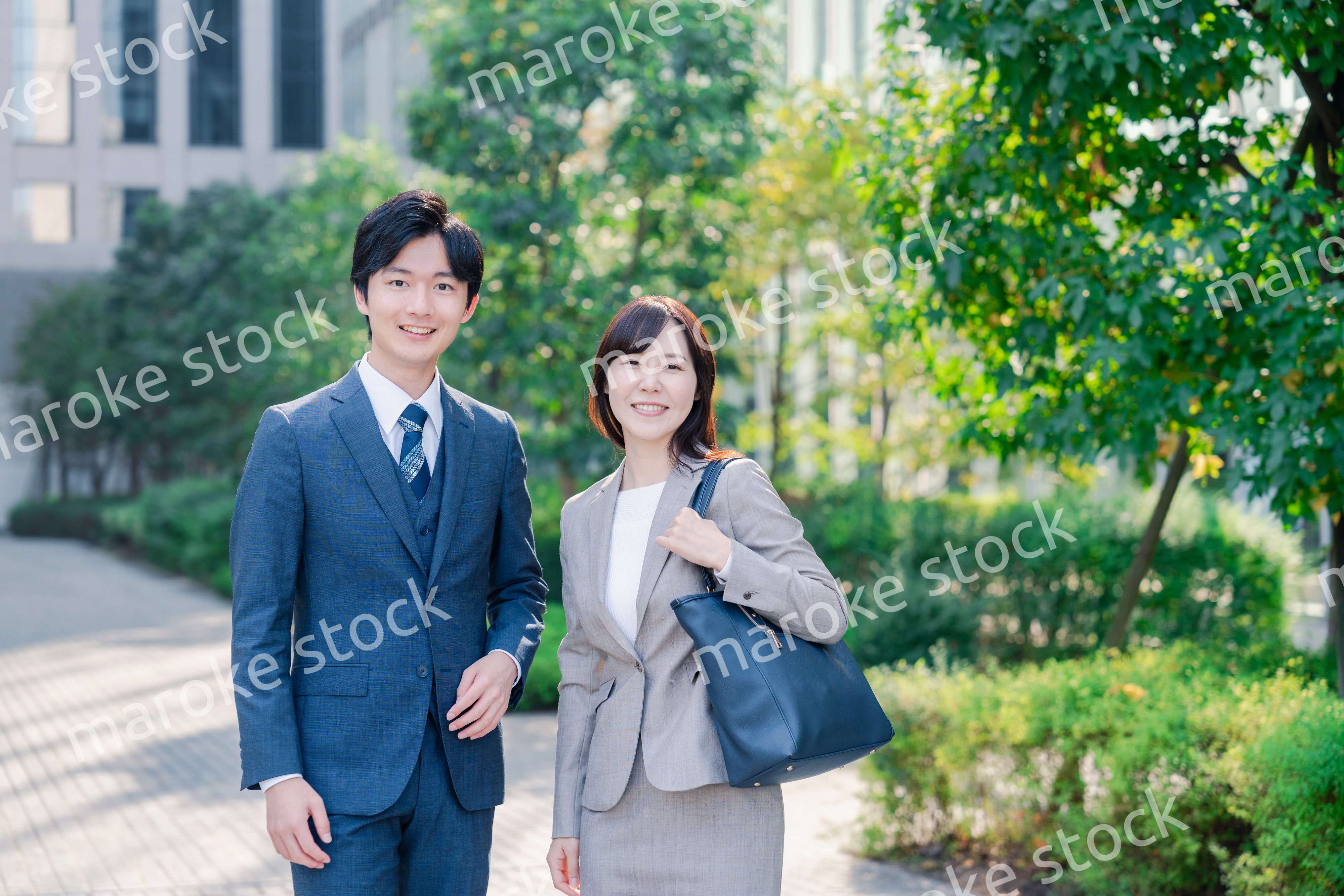 男女で外を歩くビジネスパーソン