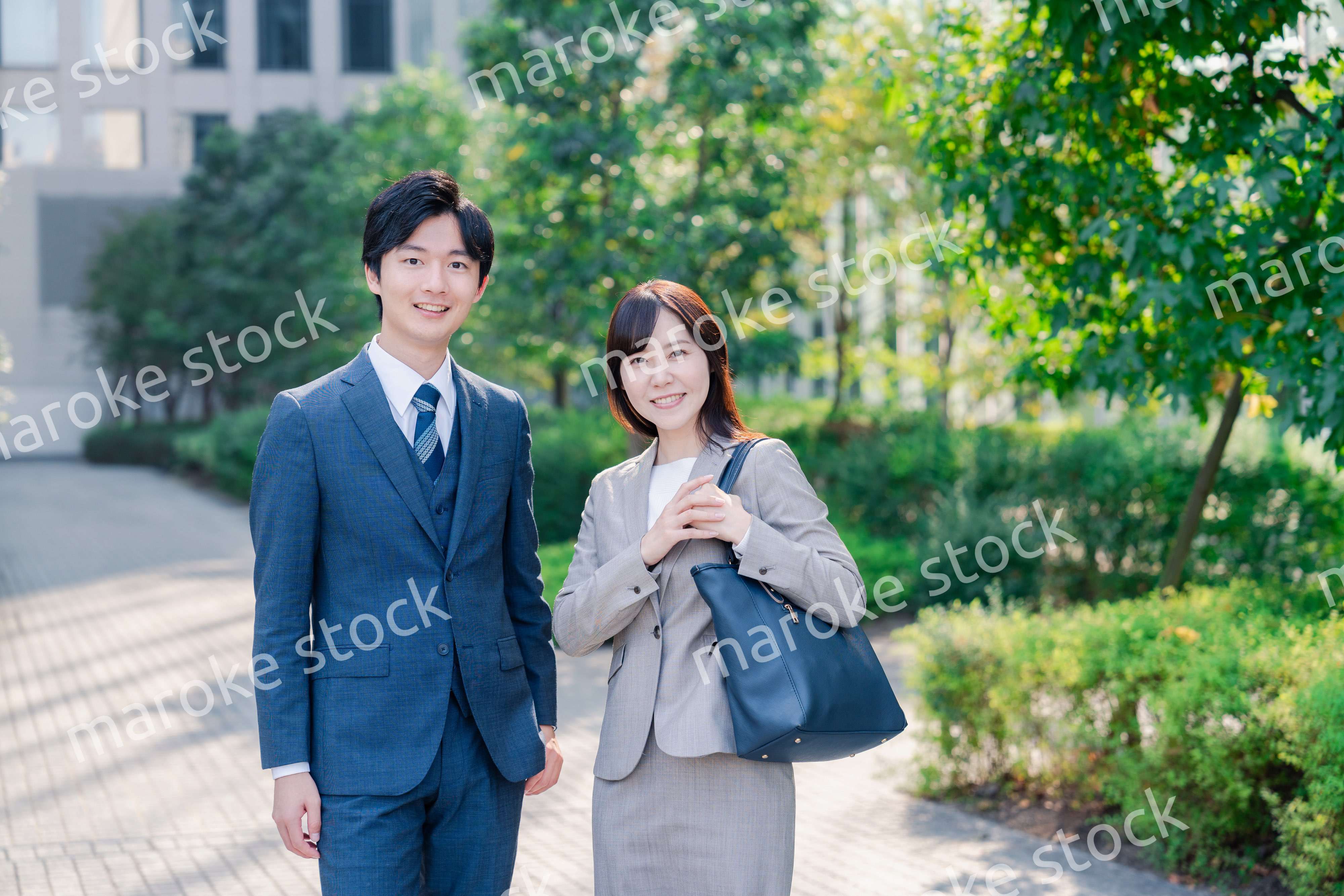 男女で外を歩くビジネスパーソン