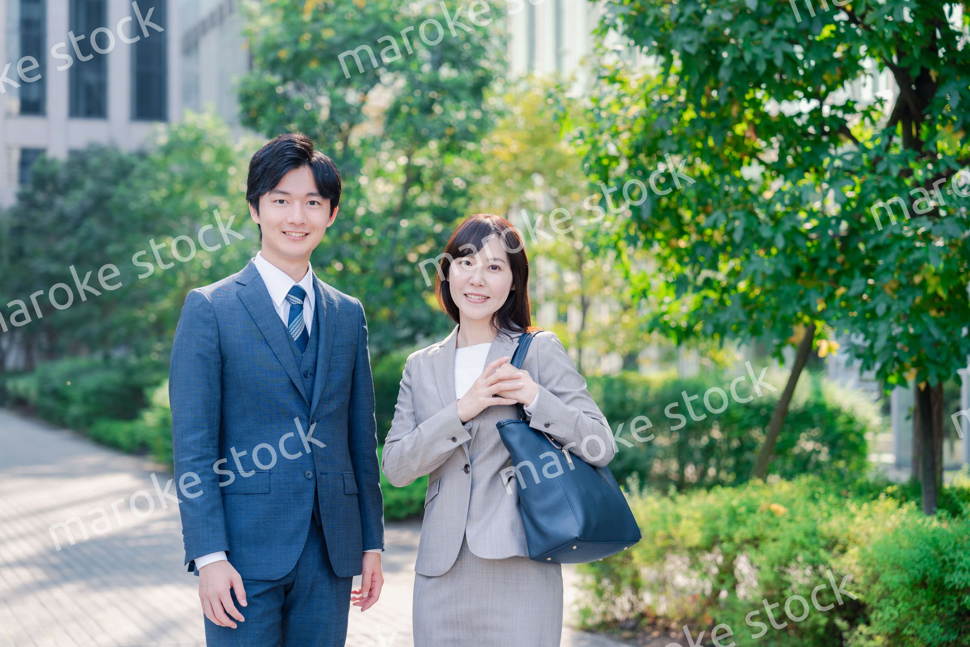 男女で外を歩くビジネスパーソン