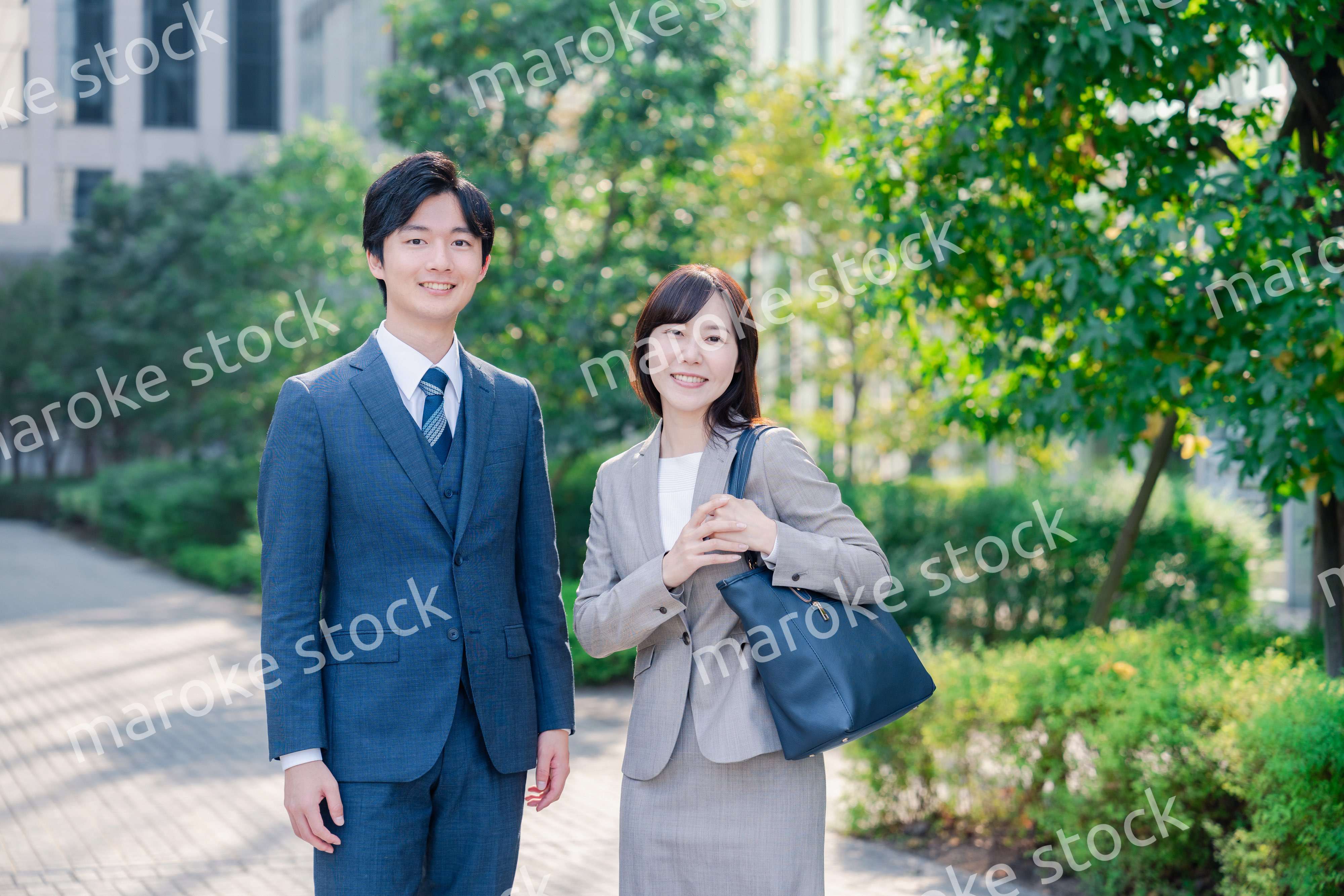 男女で外を歩くビジネスパーソン
