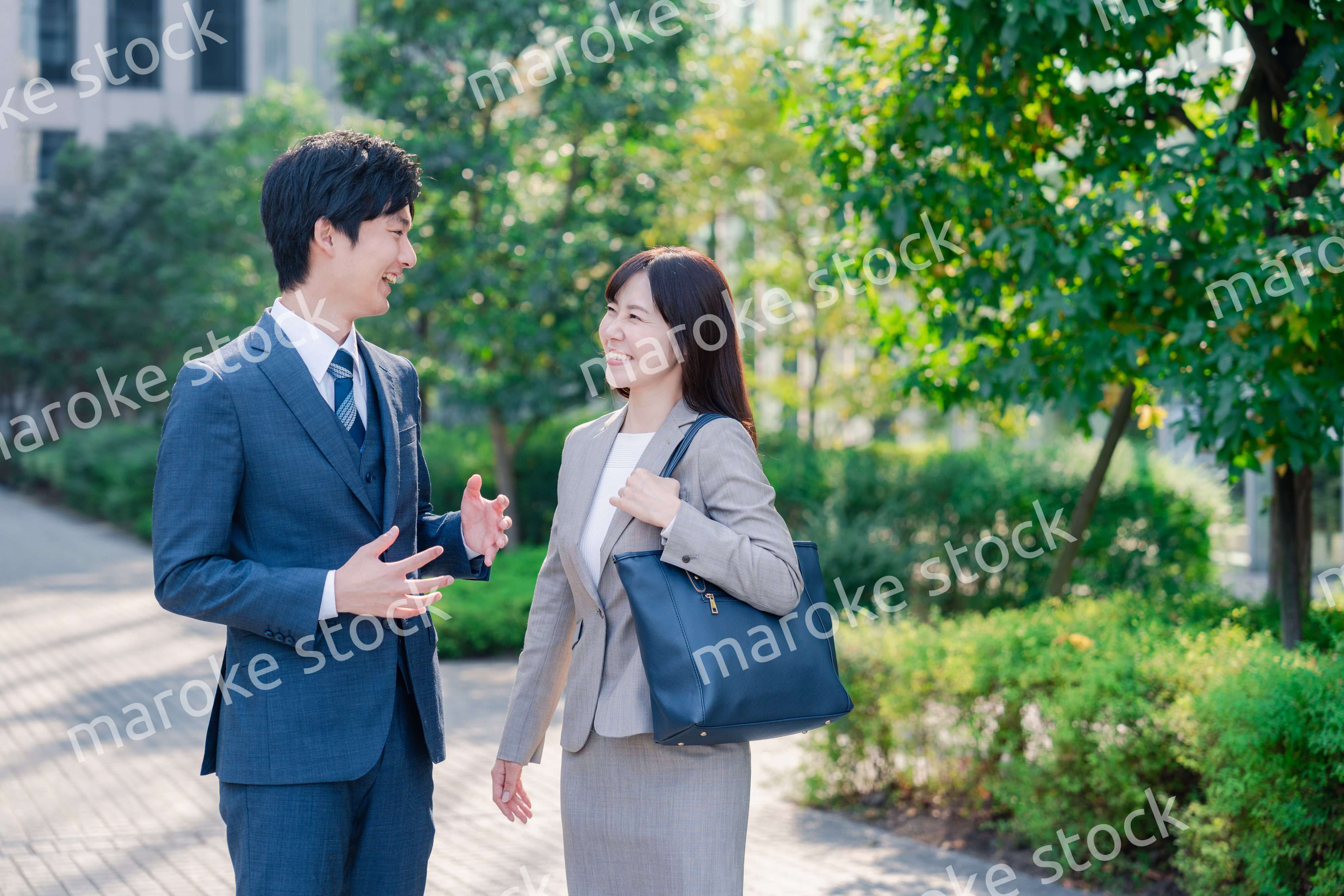 男女で外を歩くビジネスパーソン