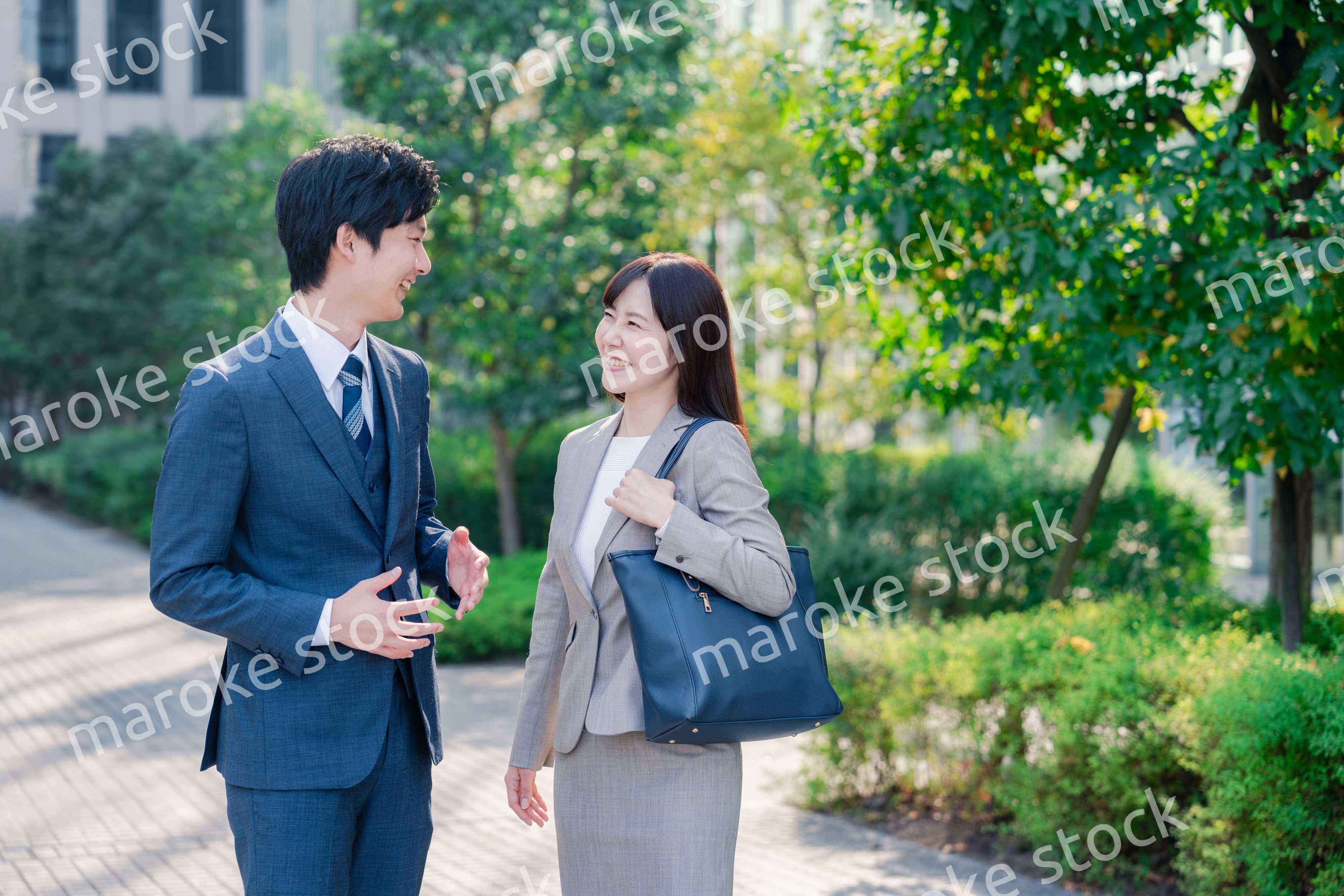 男女で外を歩くビジネスパーソン