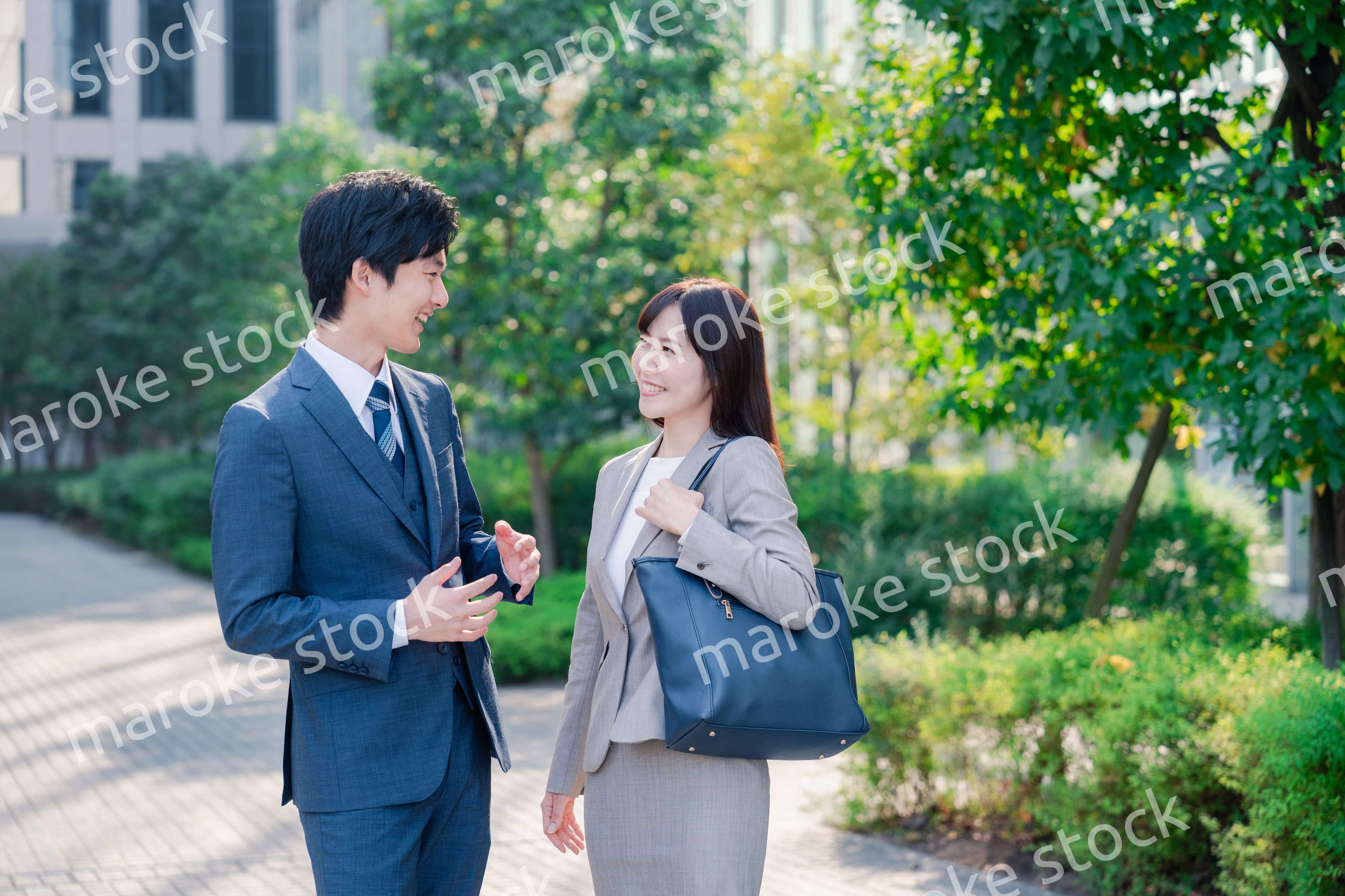 男女で外を歩くビジネスパーソン