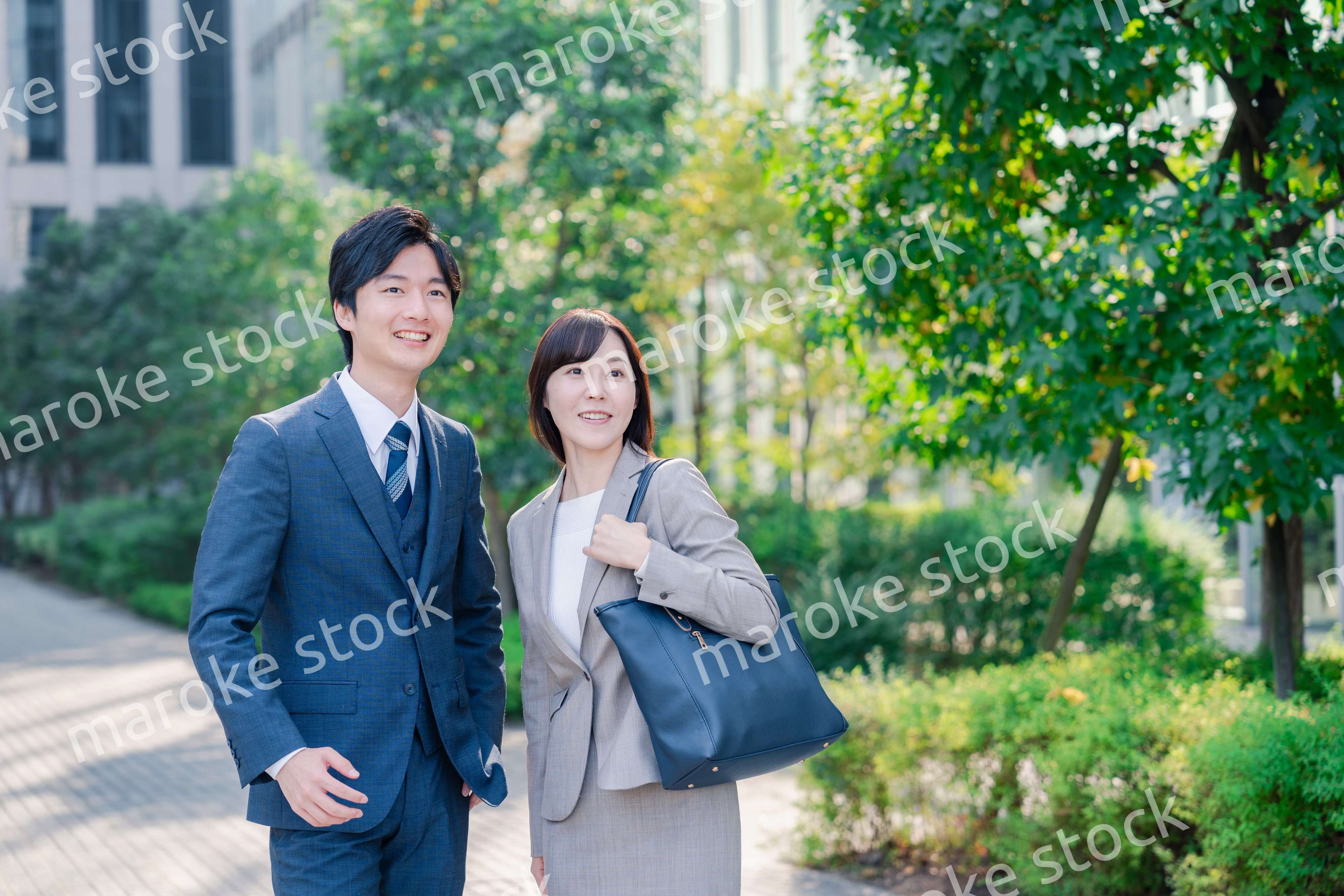 男女で外を歩くビジネスパーソン