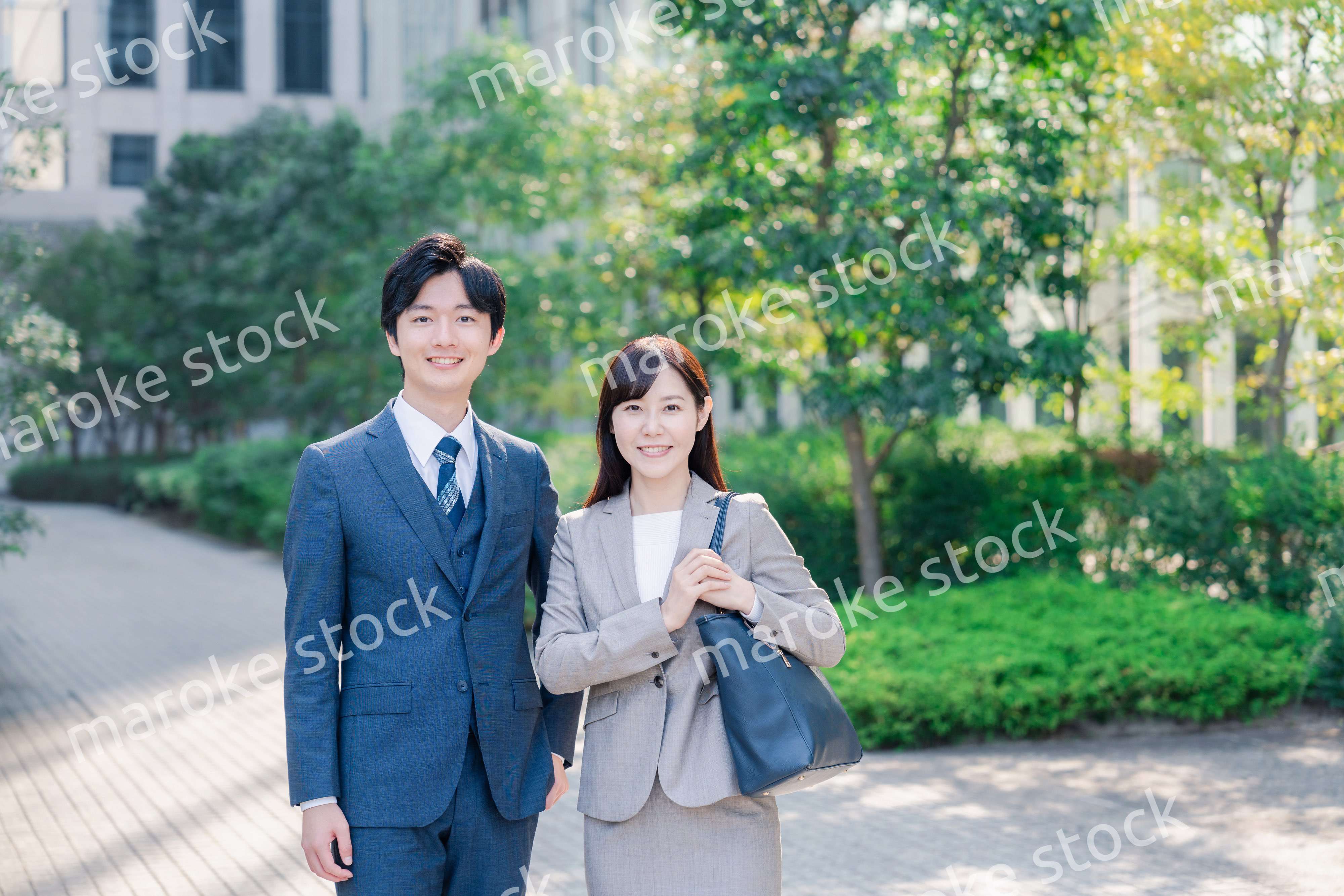 男女で外を歩くビジネスパーソン