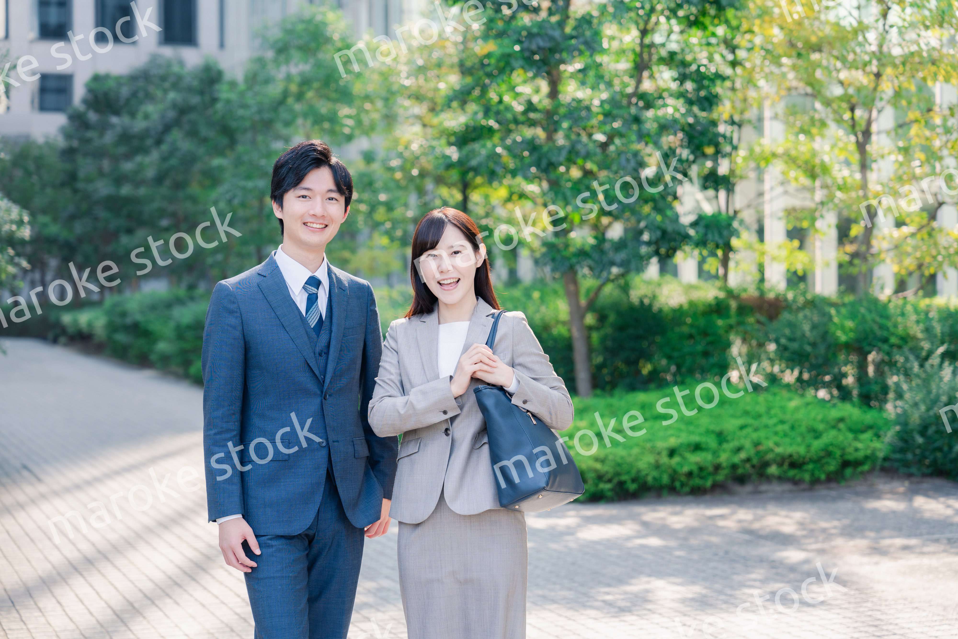 男女で外を歩くビジネスパーソン