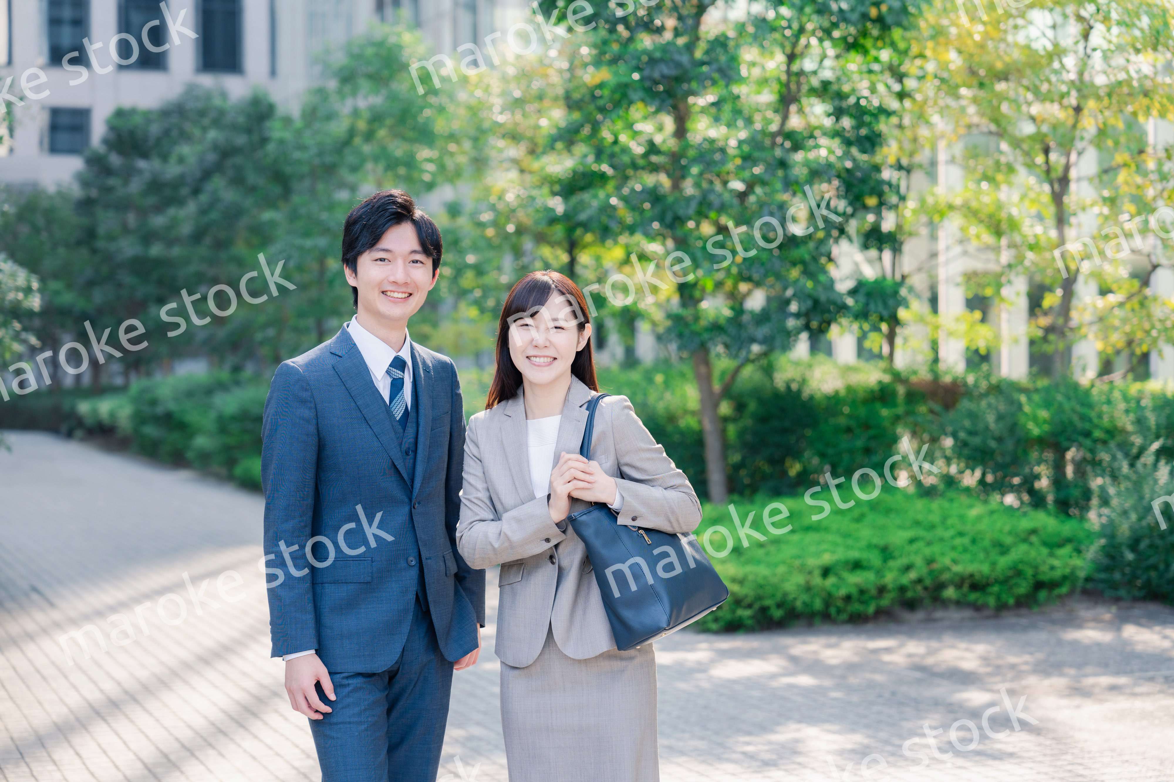 男女で外を歩くビジネスパーソン