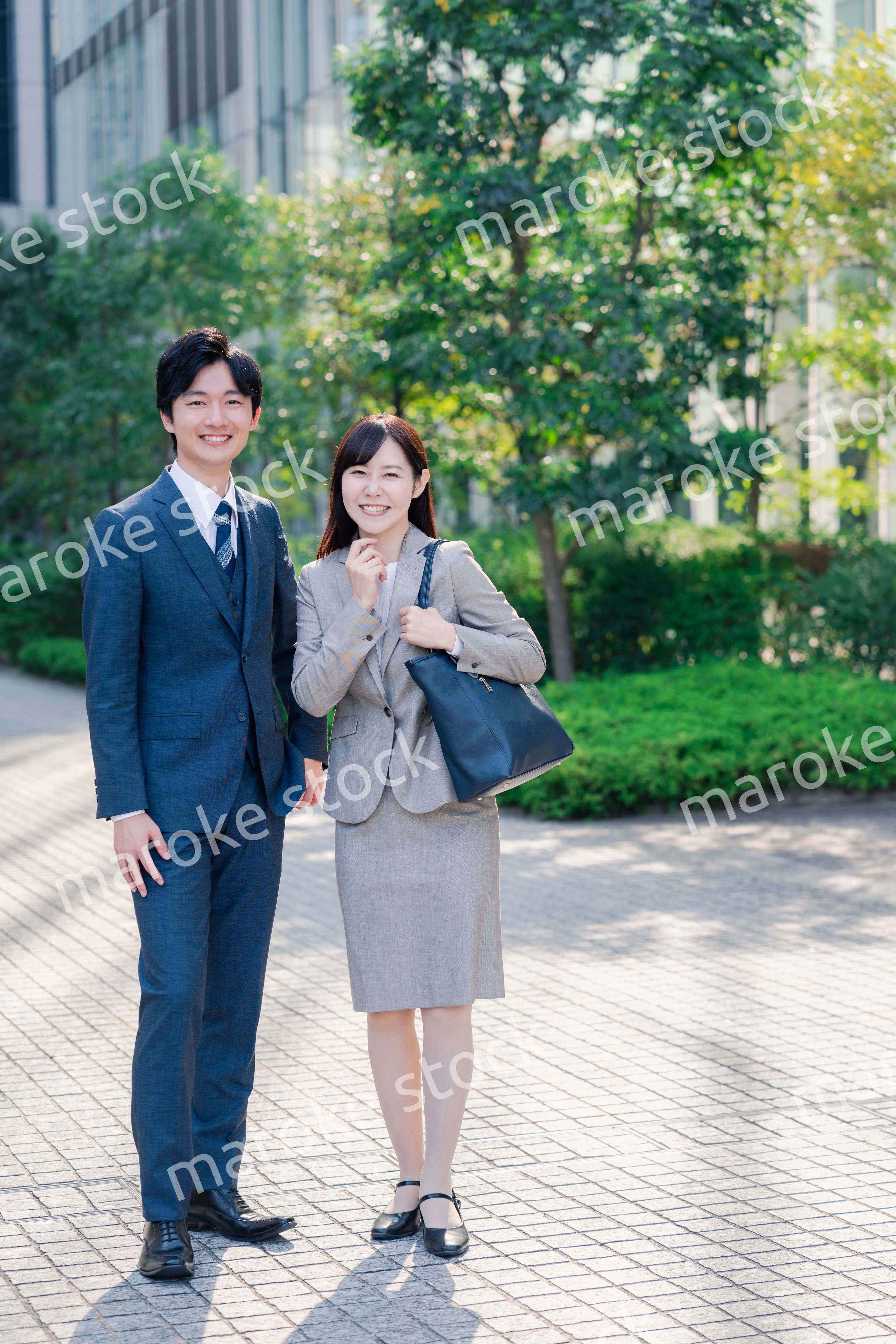 男女で外を歩くビジネスパーソン
