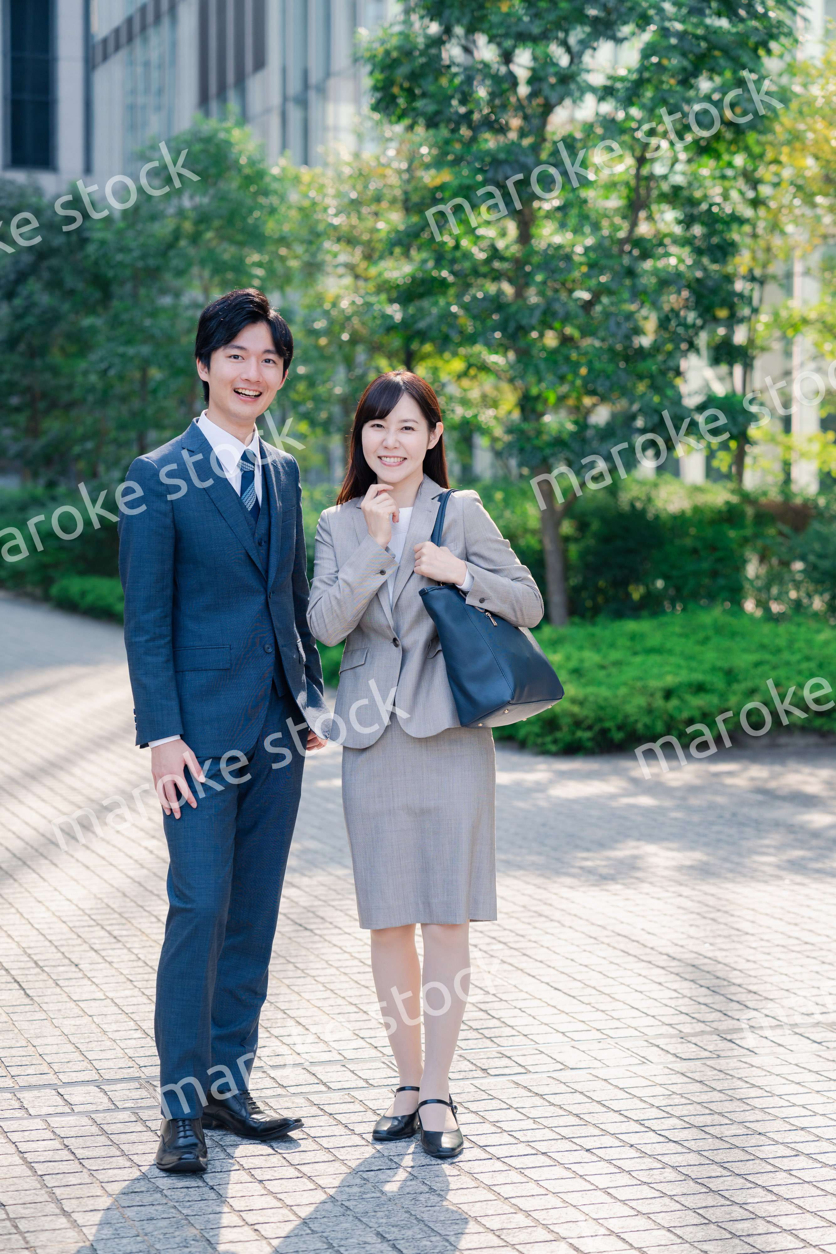 男女で外を歩くビジネスパーソン