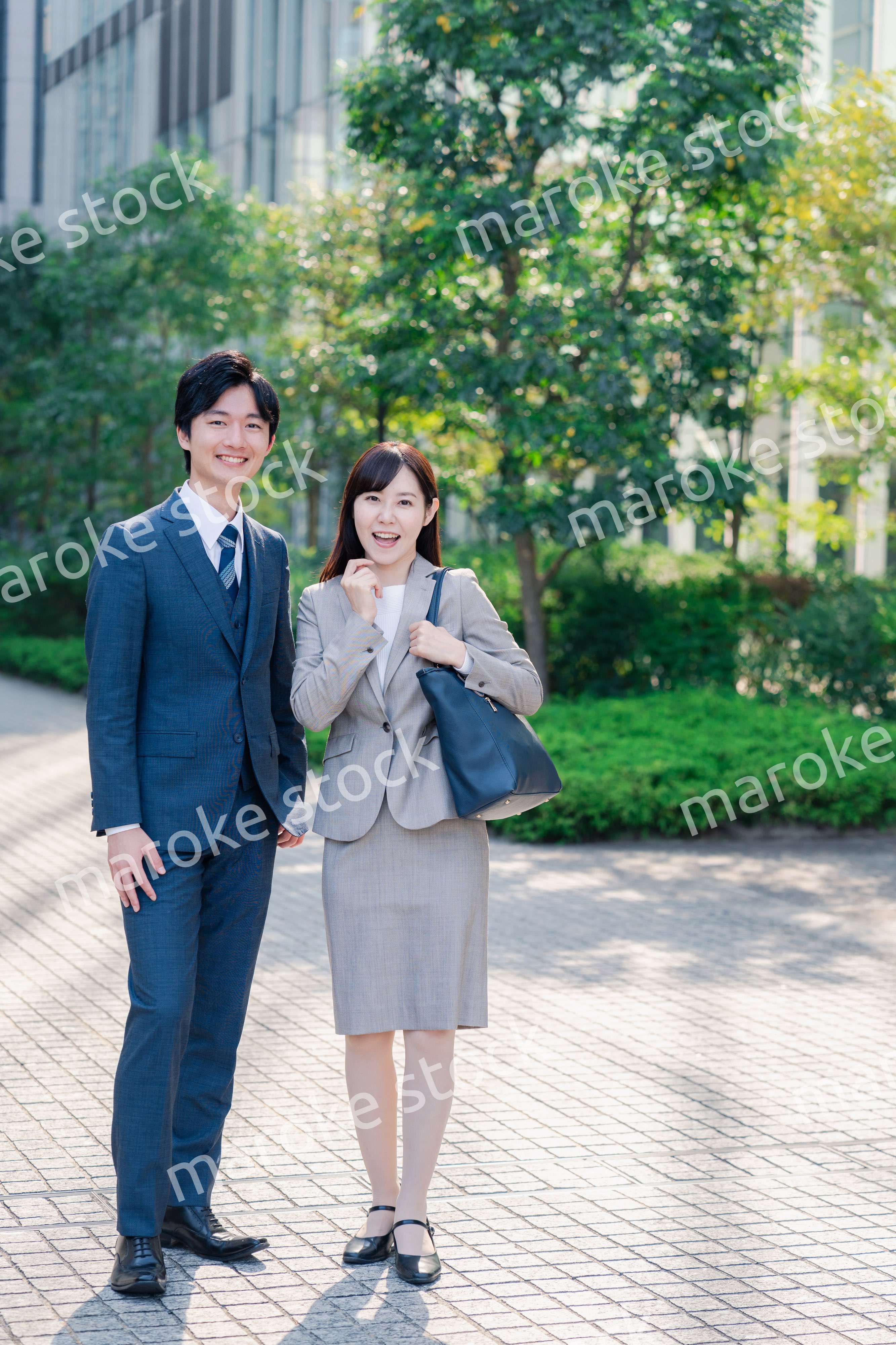 男女で外を歩くビジネスパーソン